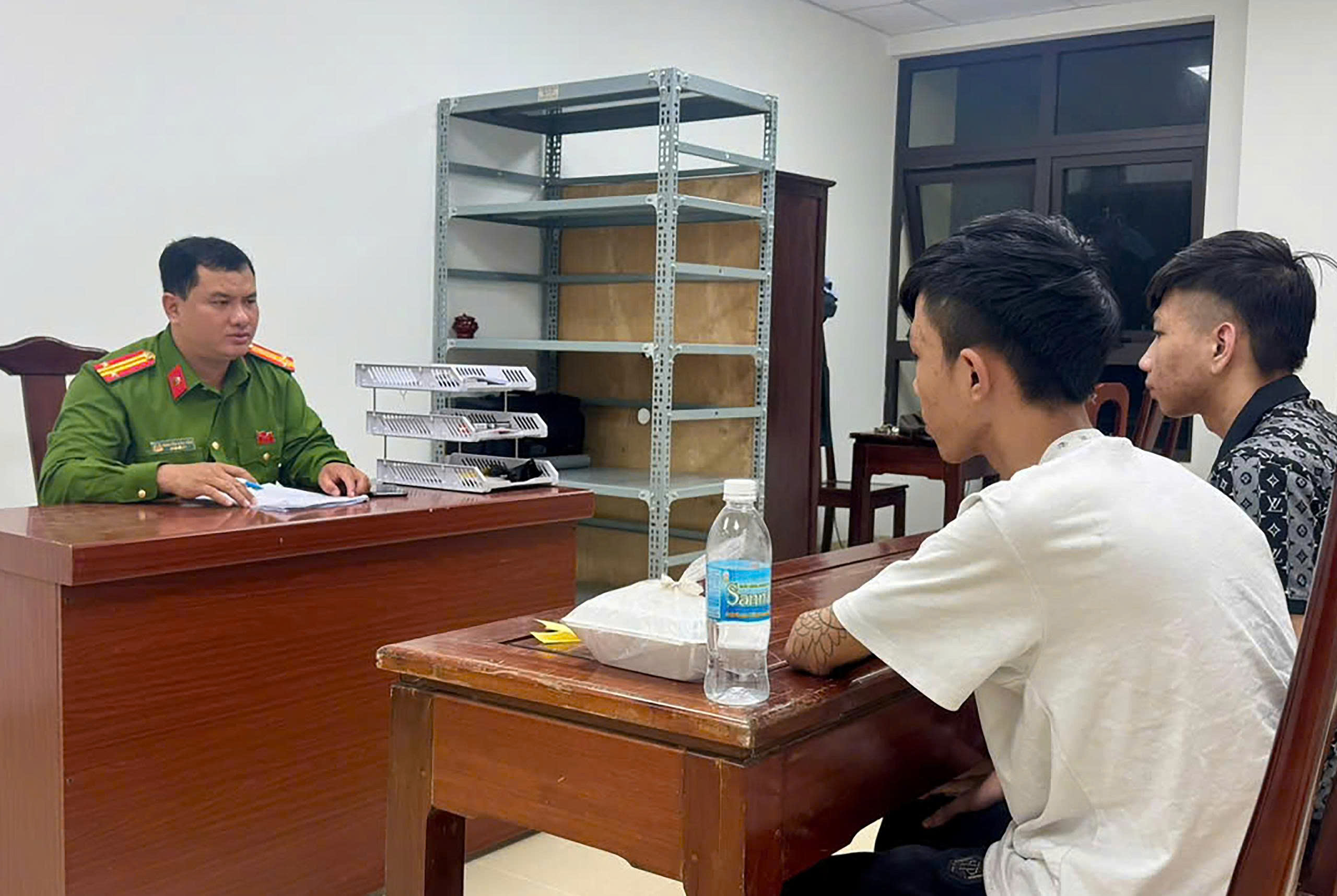 Chém người gây thương tích rồi trốn qua Campuchia, bị bắt khi quay về quê- Ảnh 2.