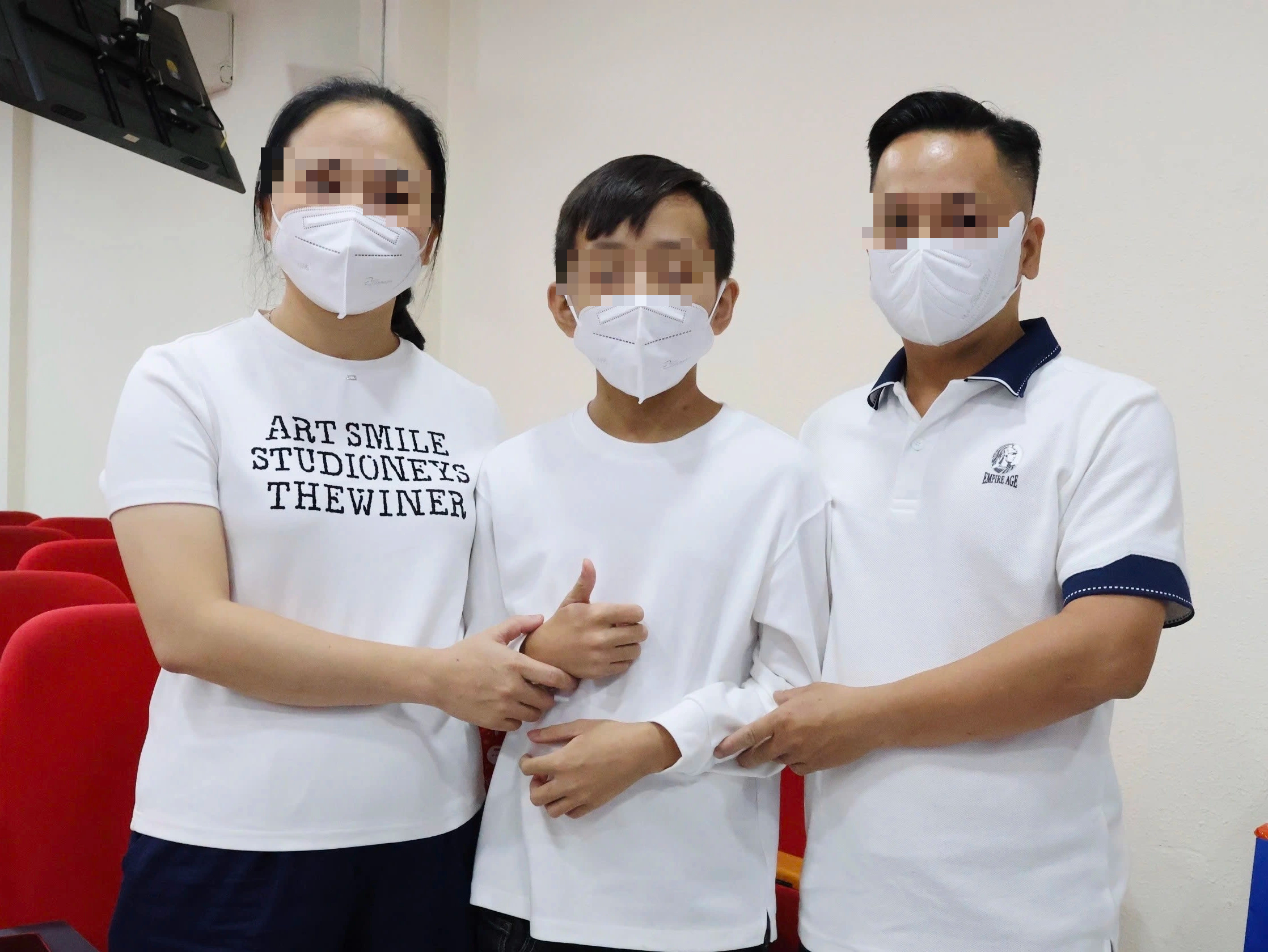 Mẹ hiến thận cứu con trai 14 tuổi suy thận giai đoạn cuối: 'Cảm ơn mẹ...' - Ảnh 2.