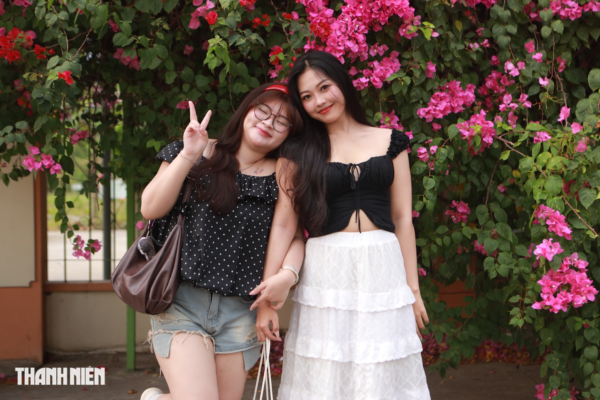 Bức tường hoa giấy khổng lồ thu hút giới trẻ check - in tại TP . HCM - Ảnh 9. Bức tường hoa giấy khổng lồ thu hút giới trẻ check - in tại TP . HCM - Ảnh 9.