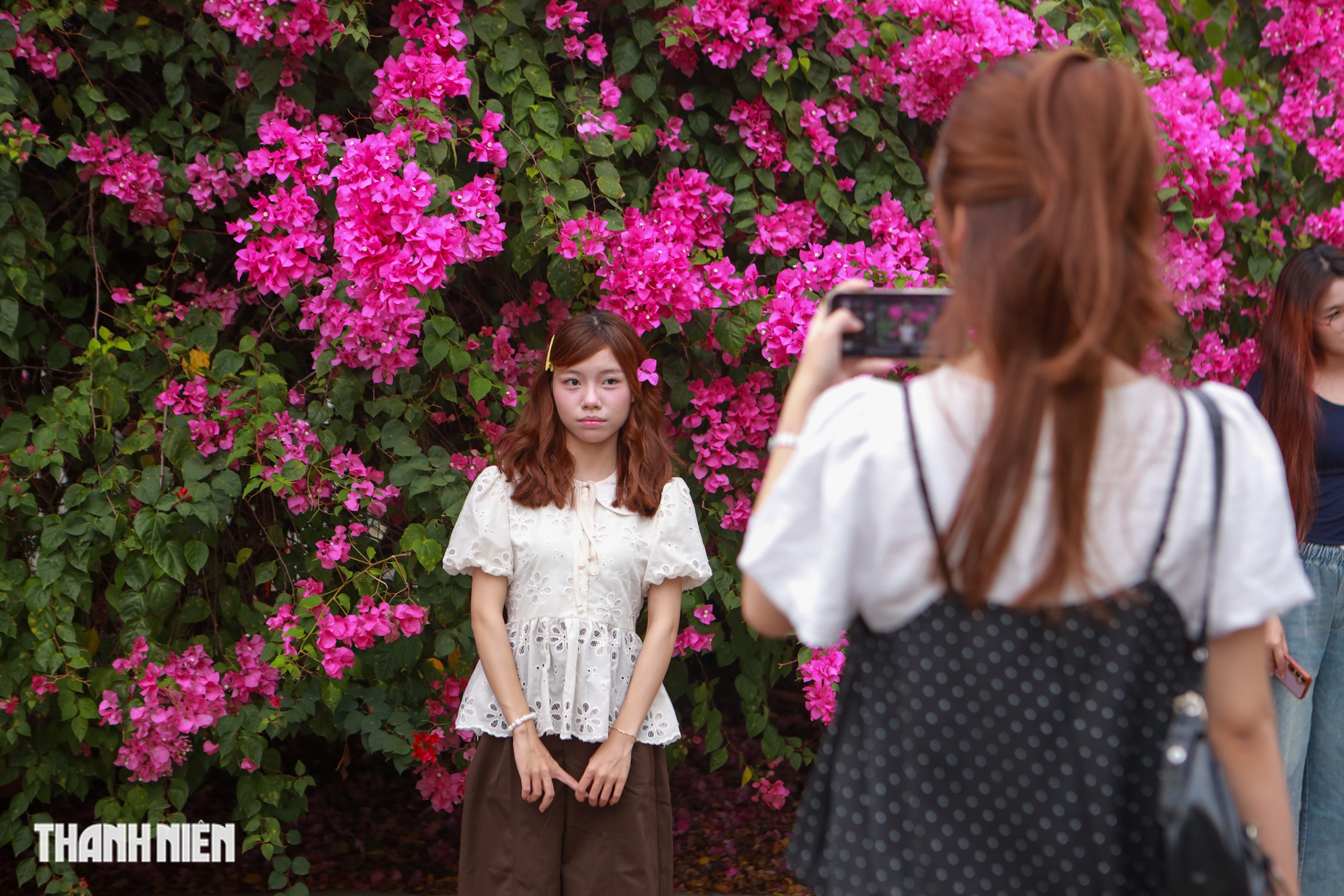 Bức tường hoa giấy khổng lồ thu hút giới trẻ check - in tại TP . HCM - Ảnh 4. Bức tường hoa giấy khổng lồ thu hút giới trẻ check - in tại TP . HCM - Ảnh 4.