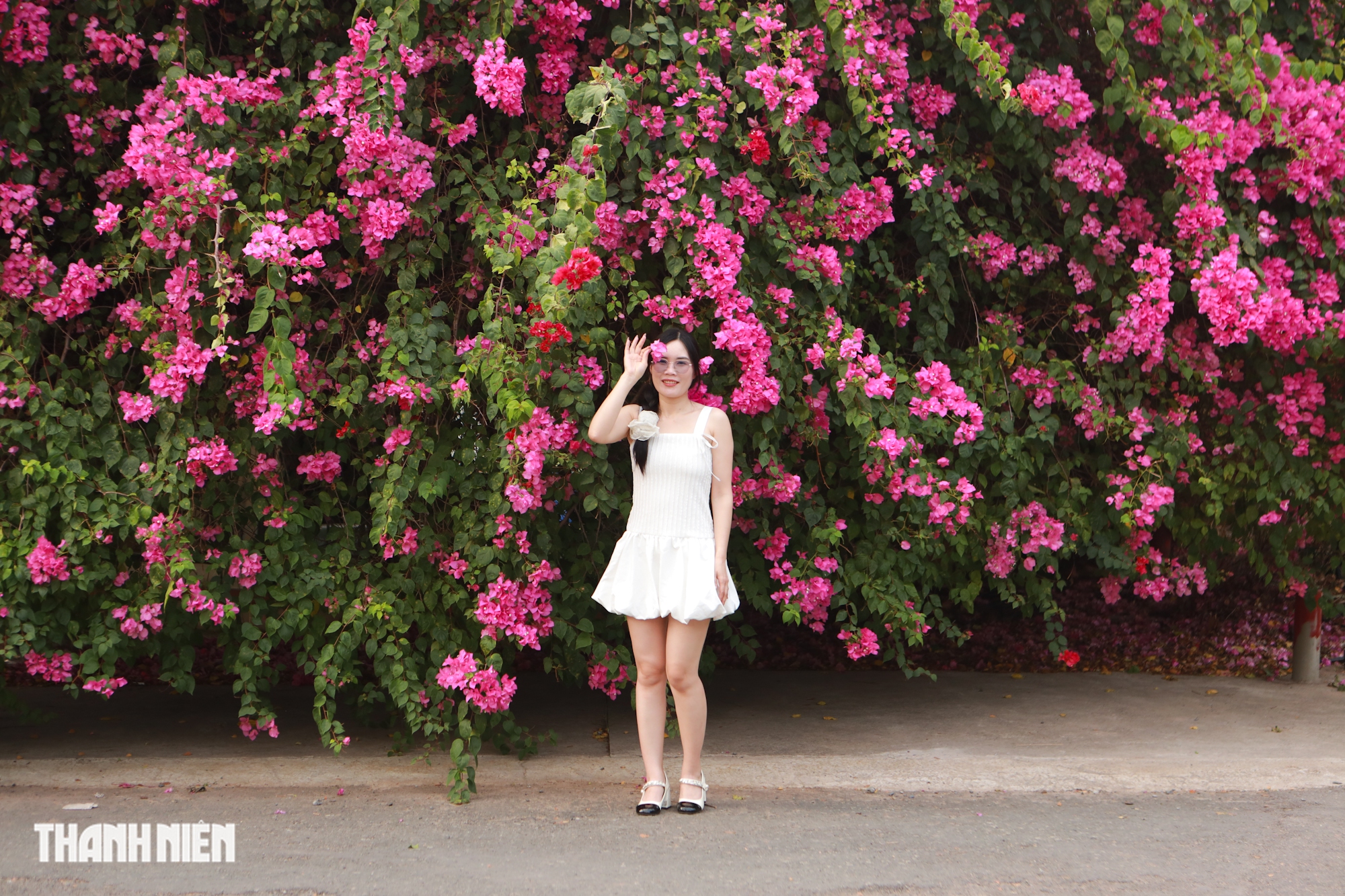 Bức tường hoa giấy khổng lồ thu hút giới trẻ check - in tại TP . HCM - Ảnh 3. Bức tường hoa giấy khổng lồ thu hút giới trẻ check - in tại TP . HCM - Ảnh 3.