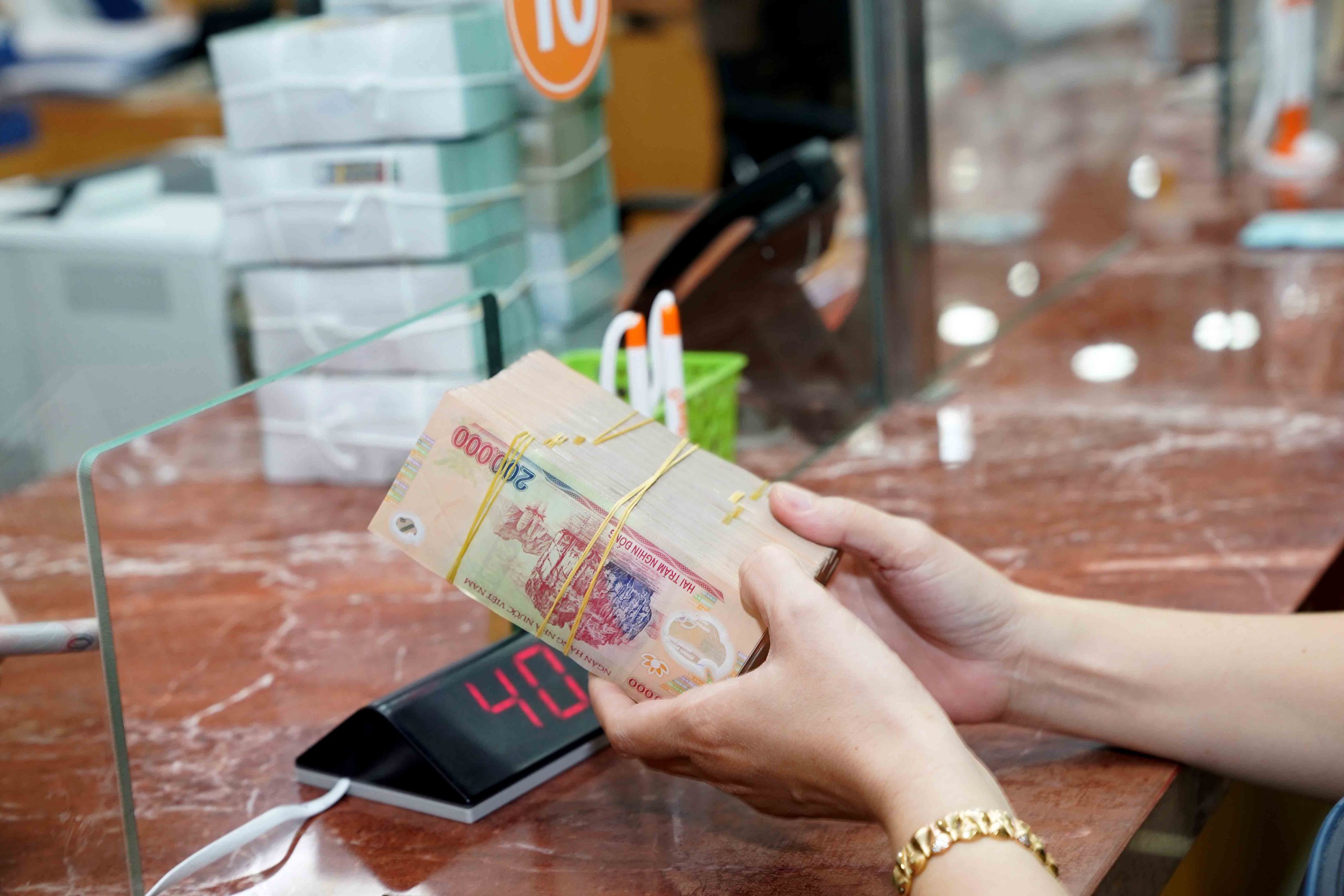 Tỷ giá, lãi suất đều 'căng'- Ảnh 2. Tỷ giá, lãi suất đều 'căng'- Ảnh 2.