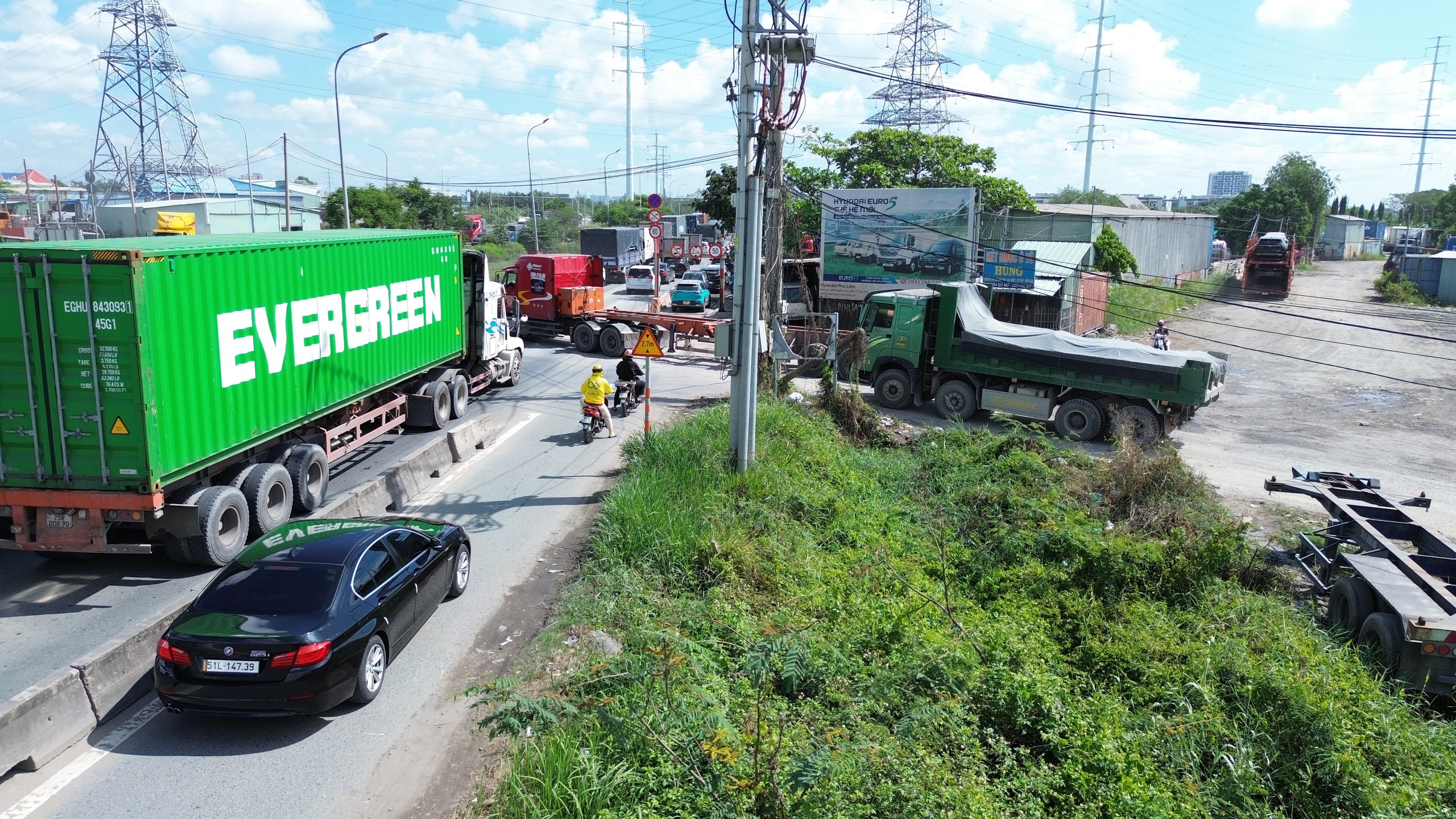 Hàng loạt bãi xe tự phát dọc đường Võ Chí Công: Kiểm tra xong… vẫn hoạt động- Ảnh 7. Hàng loạt bãi xe tự phát dọc đường Võ Chí Công: Kiểm tra xong… vẫn hoạt động- Ảnh 7.
