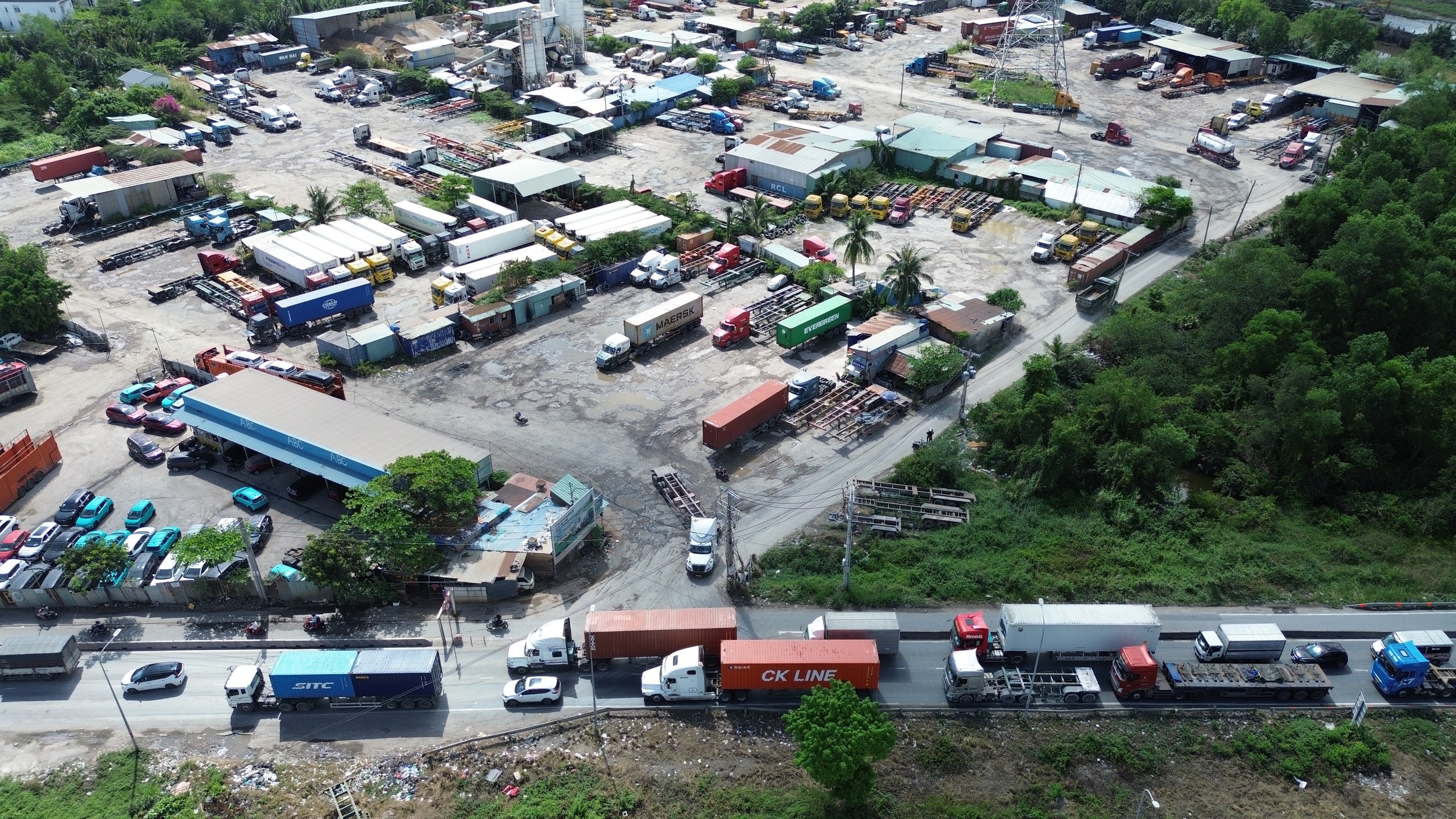 Hàng loạt bãi xe tự phát dọc đường Võ Chí Công: Kiểm tra xong… vẫn hoạt động- Ảnh 5. Hàng loạt bãi xe tự phát dọc đường Võ Chí Công: Kiểm tra xong… vẫn hoạt động- Ảnh 5.