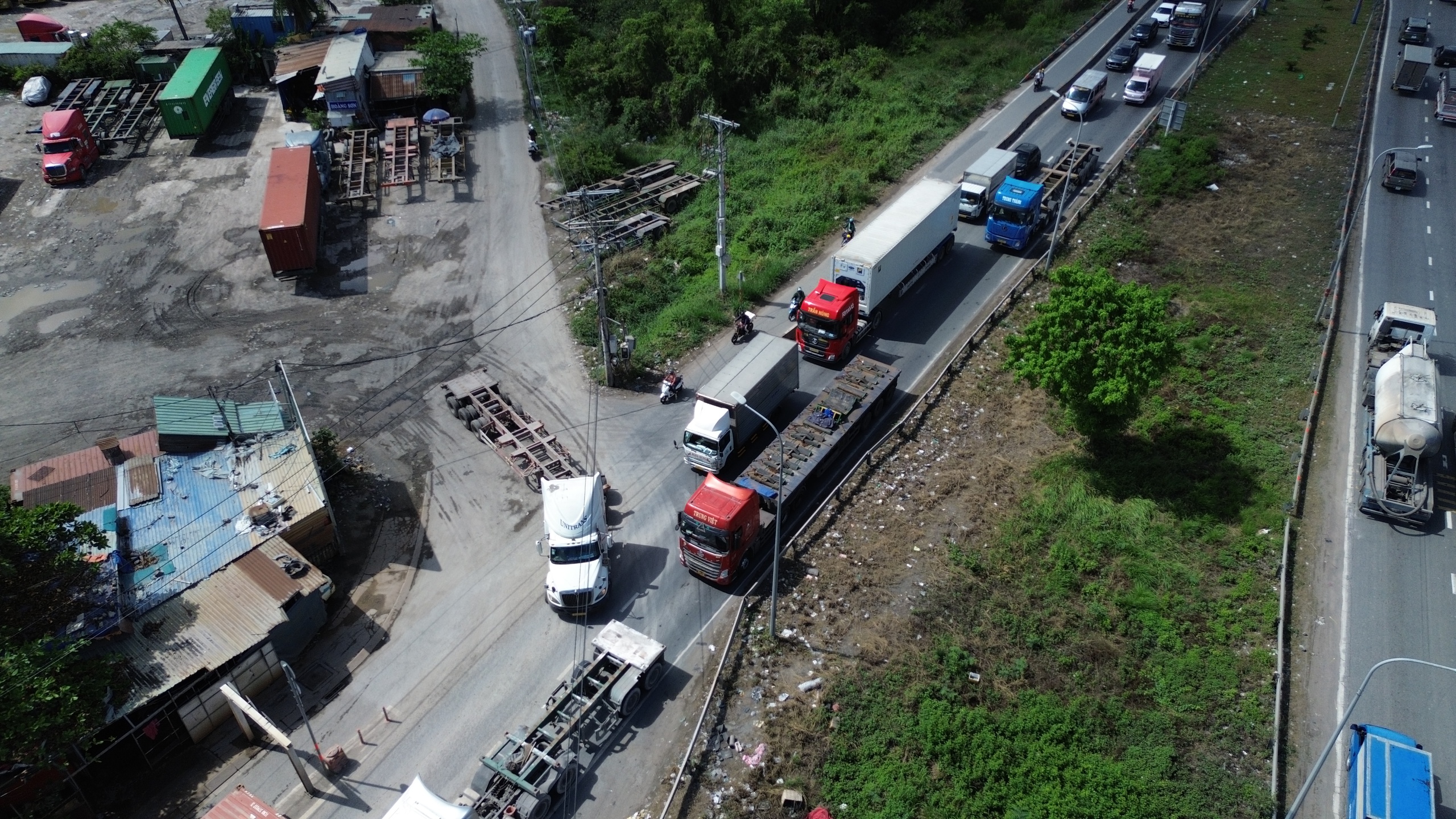 Hàng loạt bãi xe tự phát dọc đường Võ Chí Công: Kiểm tra xong… vẫn hoạt động- Ảnh 6. Hàng loạt bãi xe tự phát dọc đường Võ Chí Công: Kiểm tra xong… vẫn hoạt động- Ảnh 6.