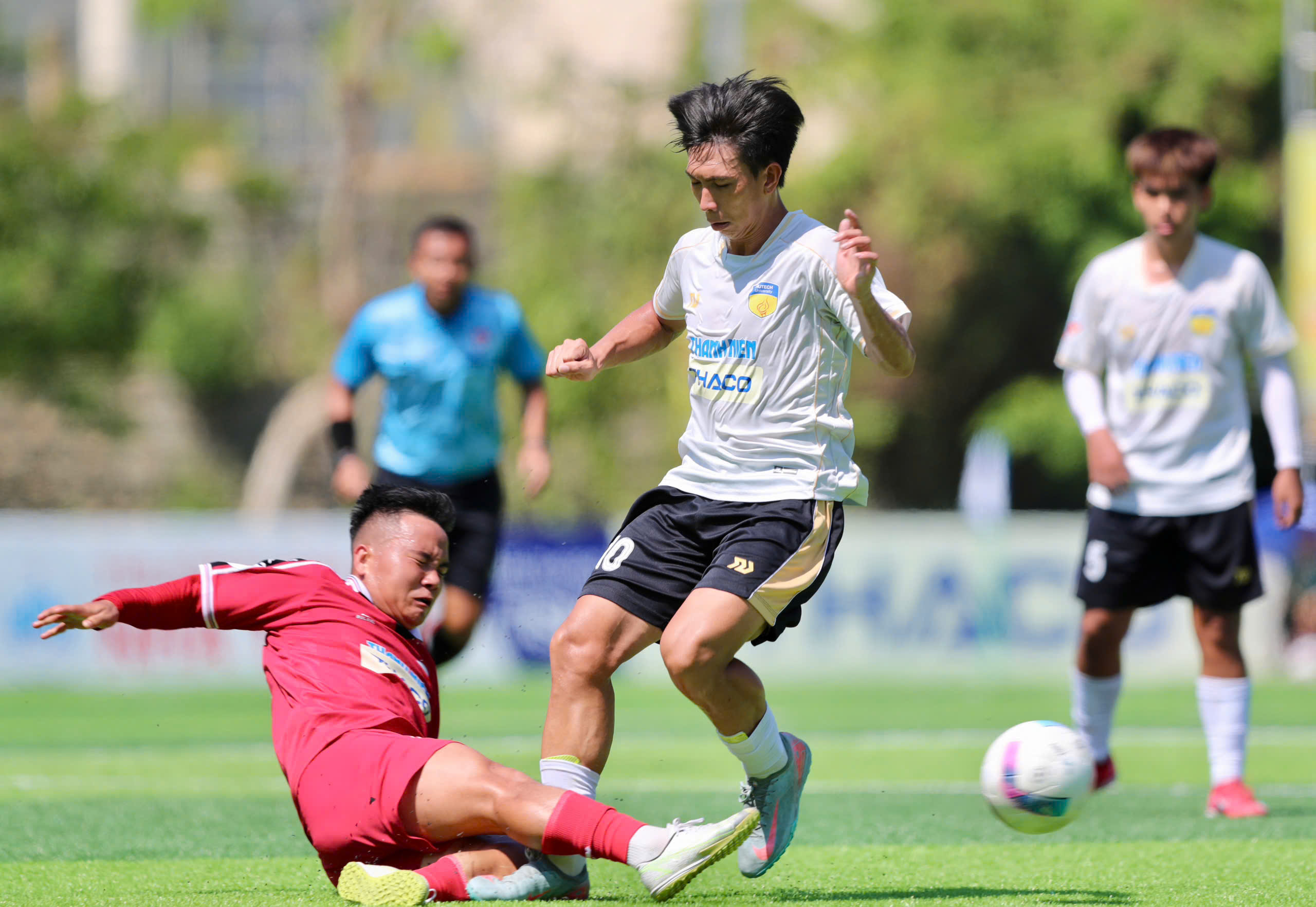 Lần cuối rực rỡ của nhạc trưởng tài hoa ở giải đấu danh giá- Ảnh 2. Lần cuối rực rỡ của nhạc trưởng tài hoa ở giải đấu danh giá- Ảnh 2.