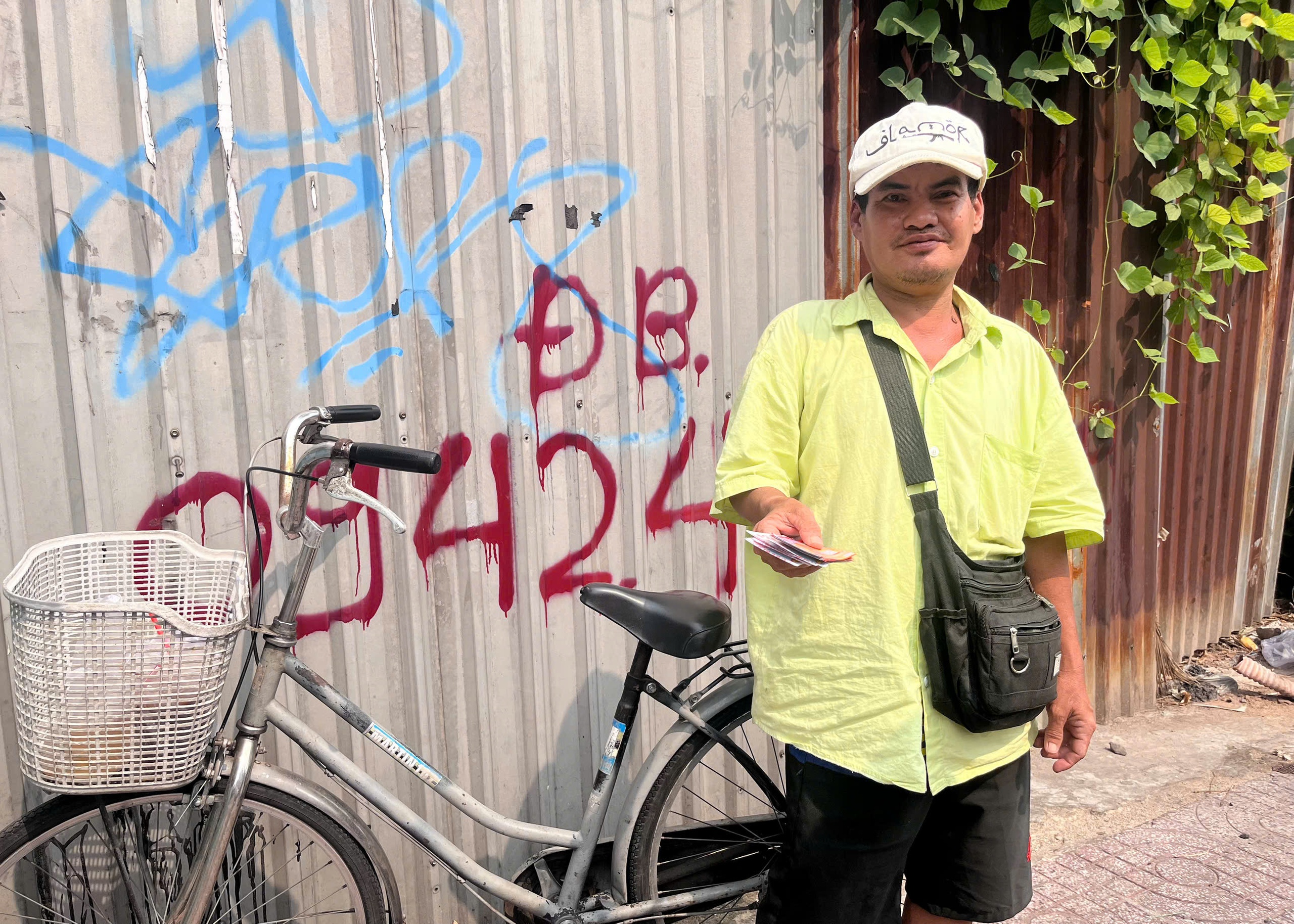 Vòng xoáy vé số 'mua đứt bán đoạn': Phận đời '3 không' giữa doanh thu 155.500 tỉ- Ảnh 2. Vòng xoáy vé số 'mua đứt bán đoạn': Phận đời '3 không' giữa doanh thu 155.500 tỉ- Ảnh 2.