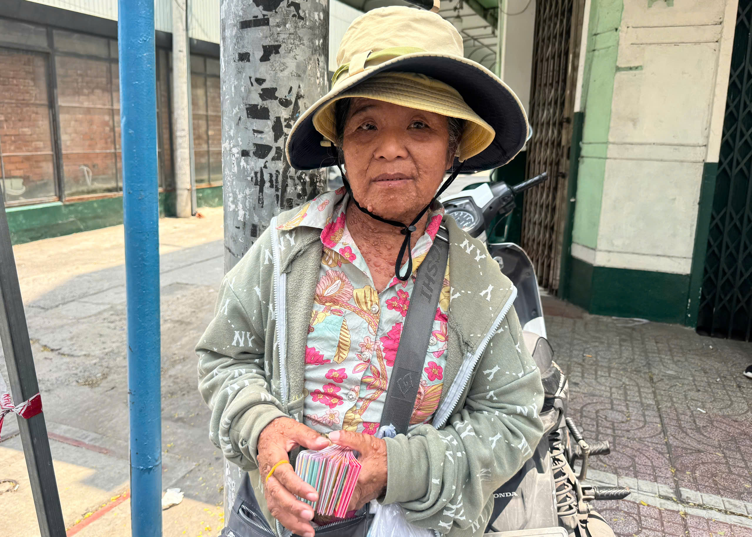 Vòng xoáy vé số 'mua đứt bán đoạn': Đi bộ gần 30 km bán 200 tờ vé- Ảnh 1.