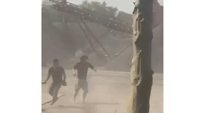 C&ocirc;ng an TP.HCM truy x&eacute;t nhanh nh&oacute;m d&ugrave;ng hung kh&iacute; ch&eacute;m nhau tại b&atilde;i đ&aacute;- Ảnh 1.