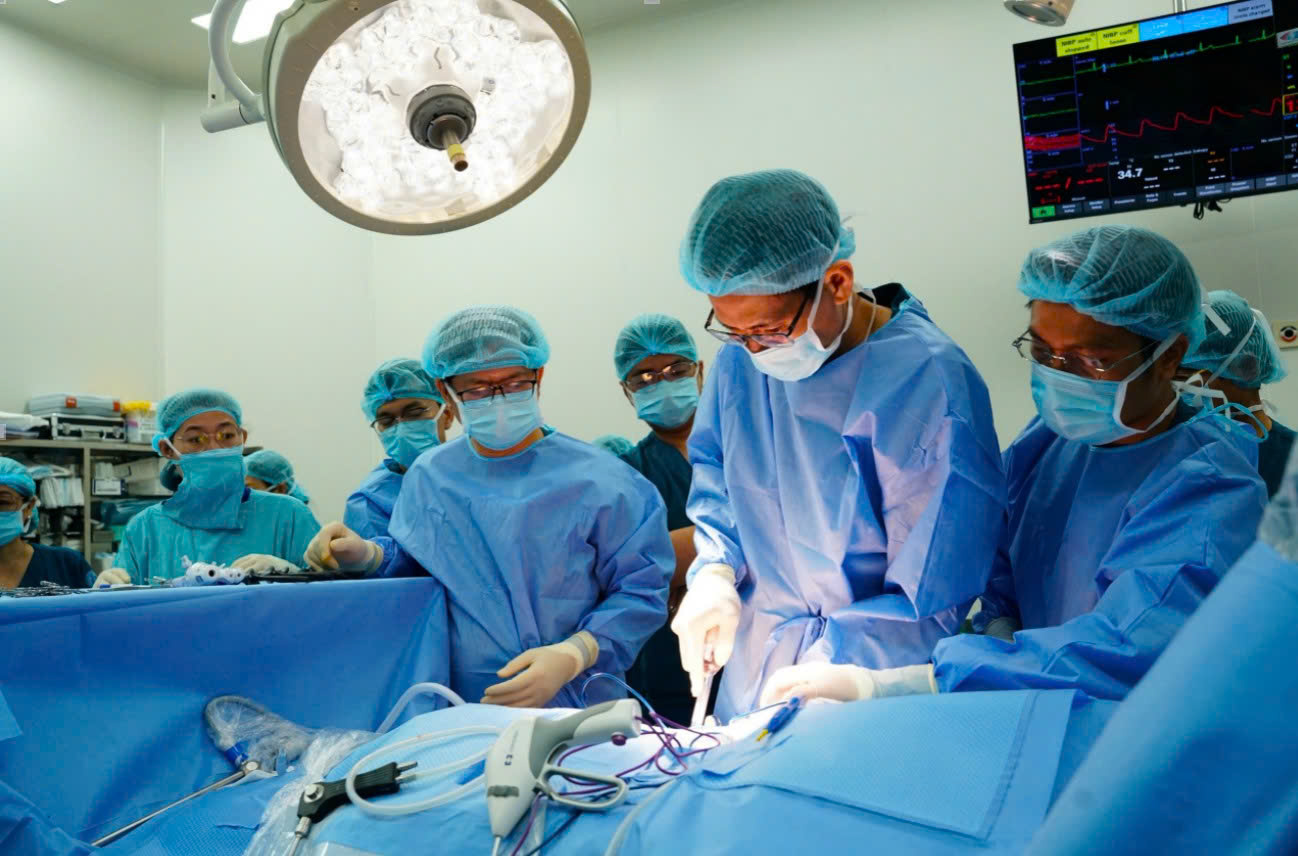 Mẹ hiến thận cứu con trai 14 tuổi suy thận giai đoạn cuối: 'Cảm ơn mẹ...' - Ảnh 1.