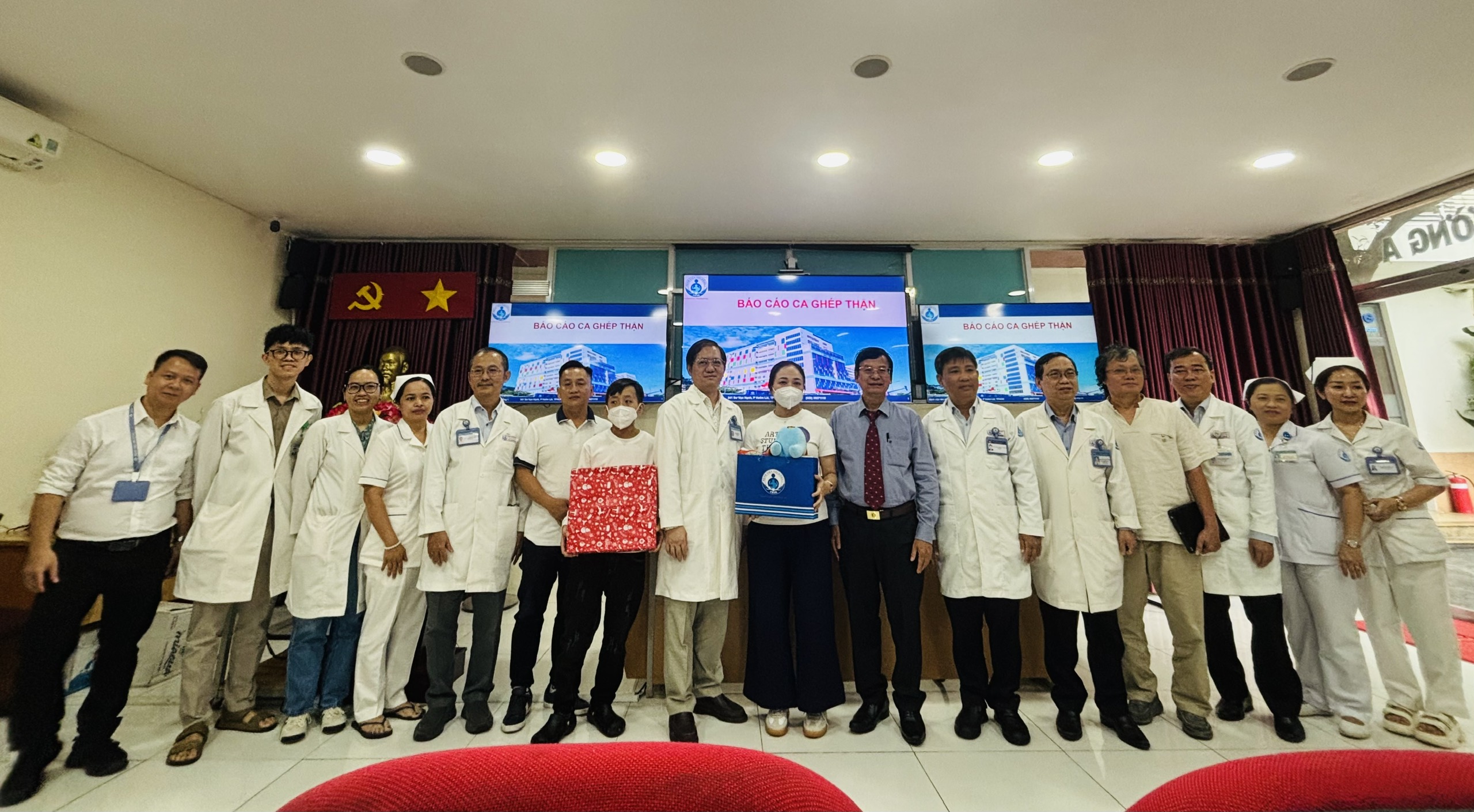 Mẹ hiến thận cứu con trai 14 tuổi suy thận giai đoạn cuối: 'Cảm ơn mẹ...' - Ảnh 4.