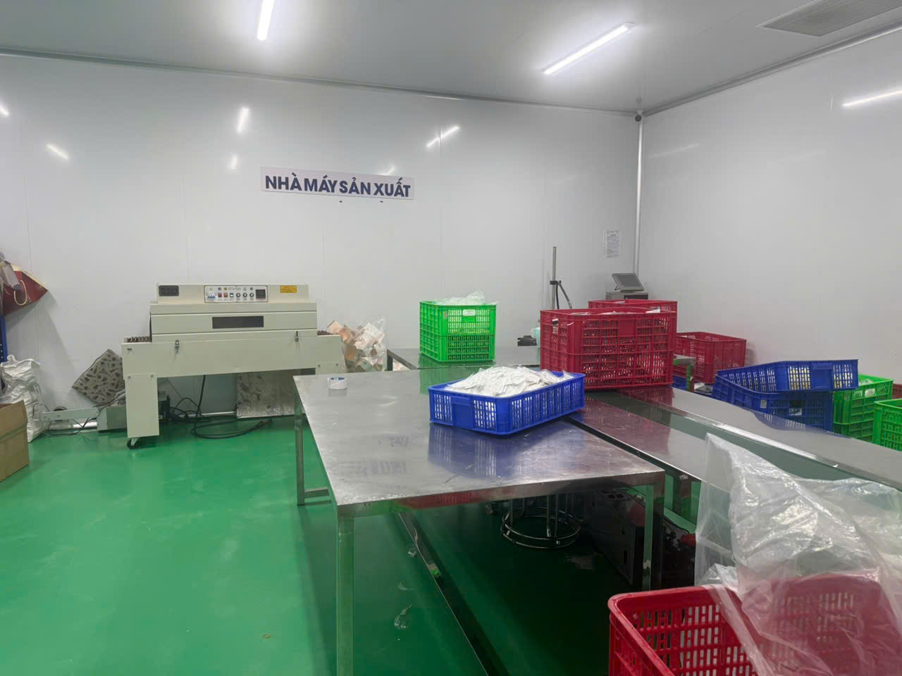 Công an TP.HCM bóc trần đường dây 'hô biến' kem trộn thành hàng ngoại - Ảnh 4.