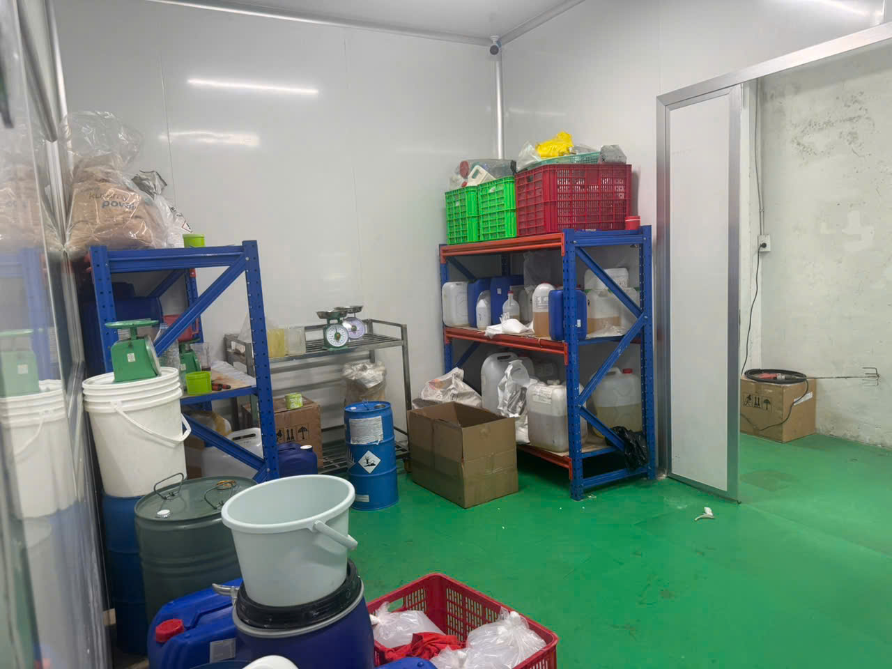 Công an TP.HCM bóc trần đường dây 'hô biến' kem trộn thành hàng ngoại - Ảnh 2.