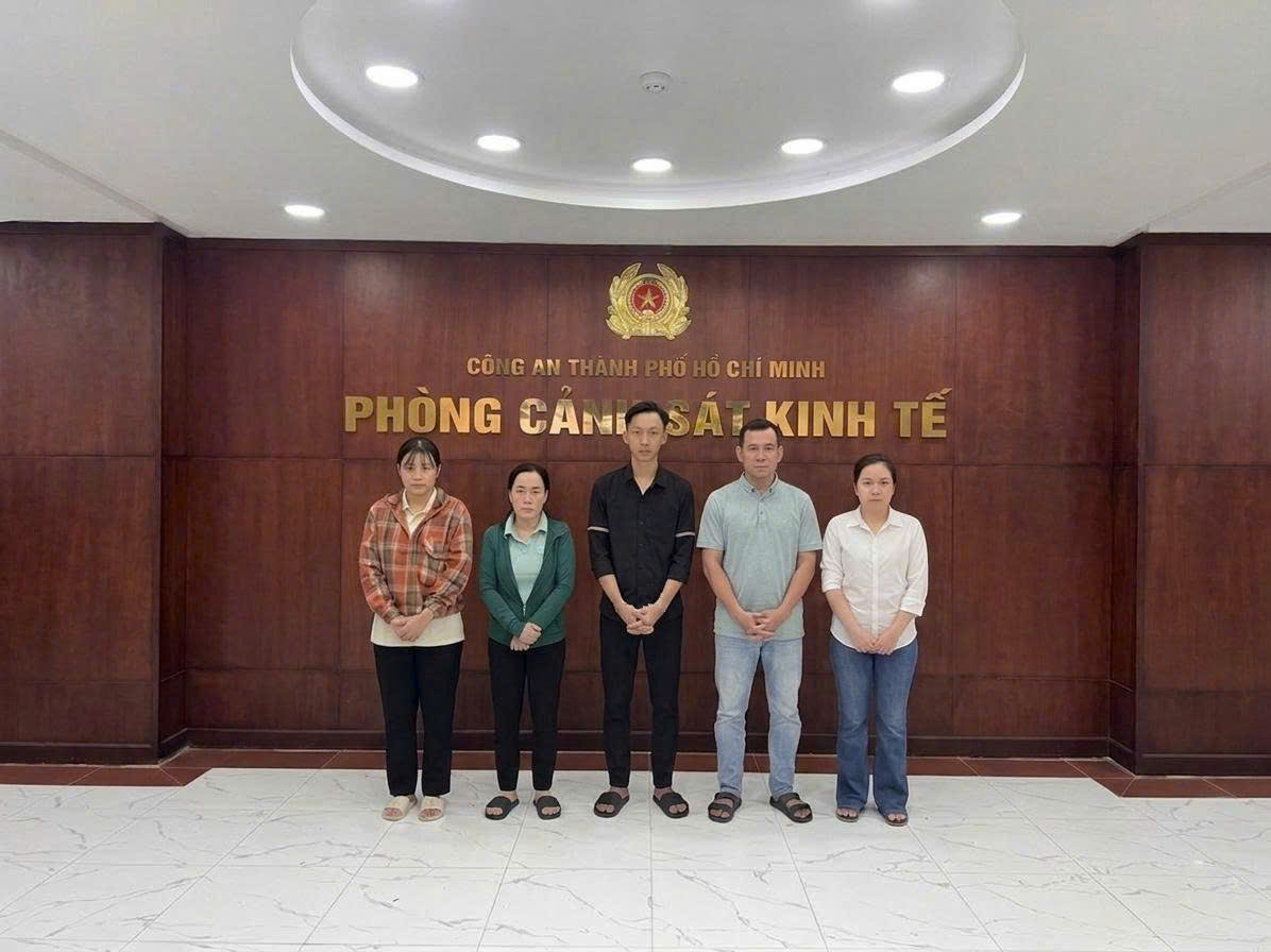 Công an TP.HCM bóc trần đường dây 'hô biến' kem trộn thành hàng ngoại - Ảnh 1.