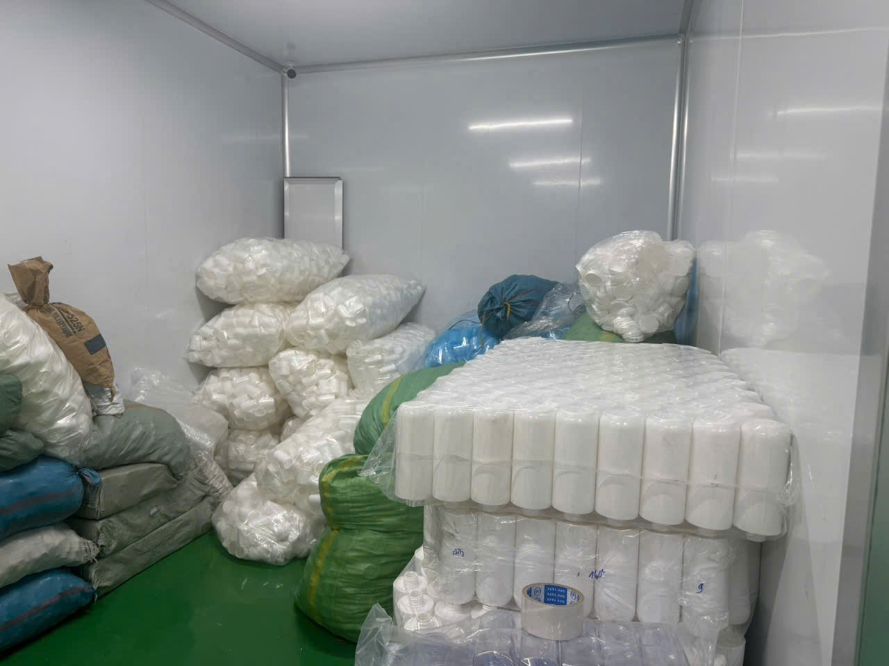 Công an TP.HCM bóc trần đường dây 'hô biến' kem trộn thành hàng ngoại - Ảnh 7.