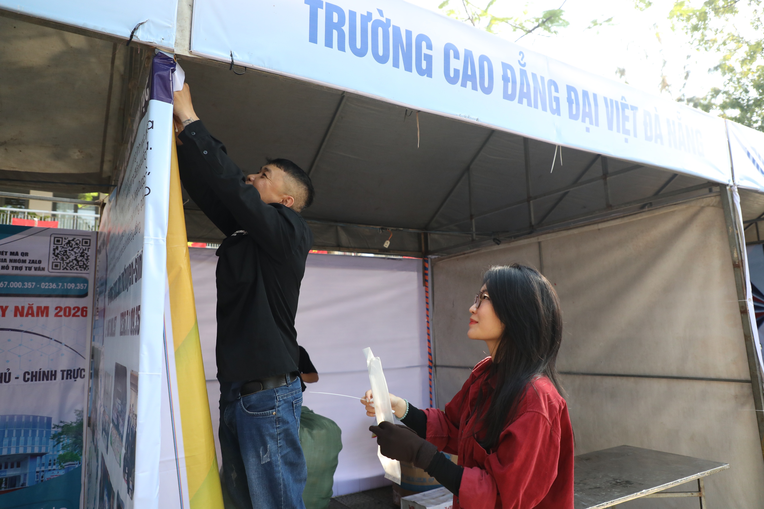 Tư vấn m&ugrave;a thi: Trường THPT Phan Ch&acirc;u Trinh 'biến h&igrave;nh' th&agrave;nh ng&agrave;y hội trước giờ G - Ảnh 11.