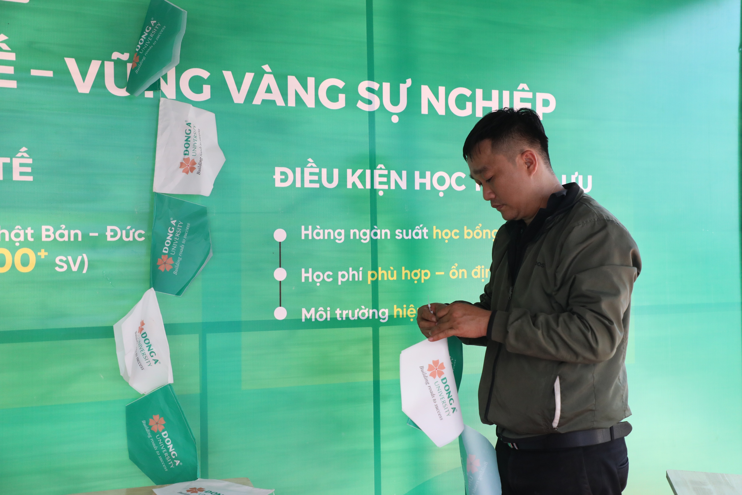 Tư vấn m&ugrave;a thi: Trường THPT Phan Ch&acirc;u Trinh 'biến h&igrave;nh' th&agrave;nh ng&agrave;y hội trước giờ G - Ảnh 10.