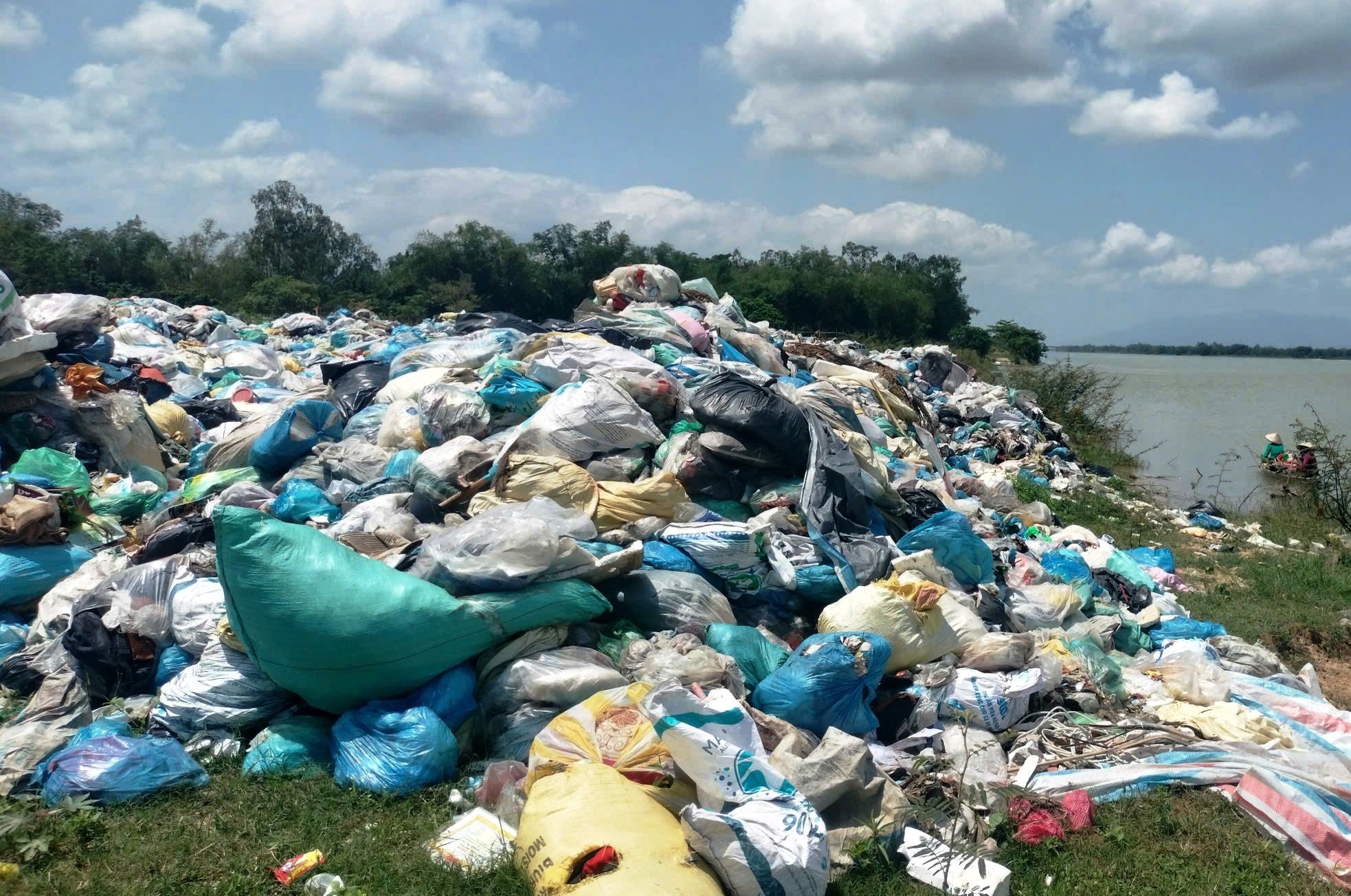 Rác thải ùn ứ gây ô nhiễm, Đà Nẵng khẩn trương triển khai xử lý- Ảnh 1. Rác thải ùn ứ gây ô nhiễm, Đà Nẵng khẩn trương triển khai xử lý- Ảnh 1.