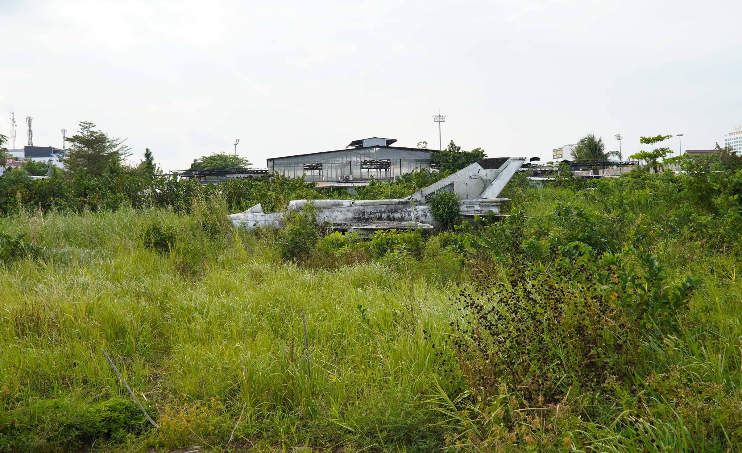 Cận cảnh máy bay MiG-21 bị 'bỏ quên' nhiều năm giữa khu dân cư Cà Mau- Ảnh 1. Cận cảnh máy bay MiG-21 bị 'bỏ quên' nhiều năm giữa khu dân cư Cà Mau- Ảnh 1.