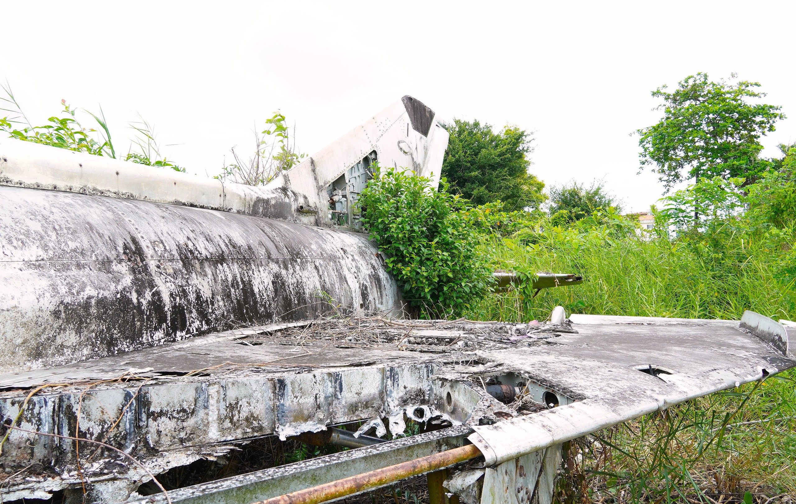 Cận cảnh máy bay MiG-21 bị 'bỏ quên' nhiều năm giữa khu dân cư Cà Mau- Ảnh 3. Cận cảnh máy bay MiG-21 bị 'bỏ quên' nhiều năm giữa khu dân cư Cà Mau- Ảnh 3.