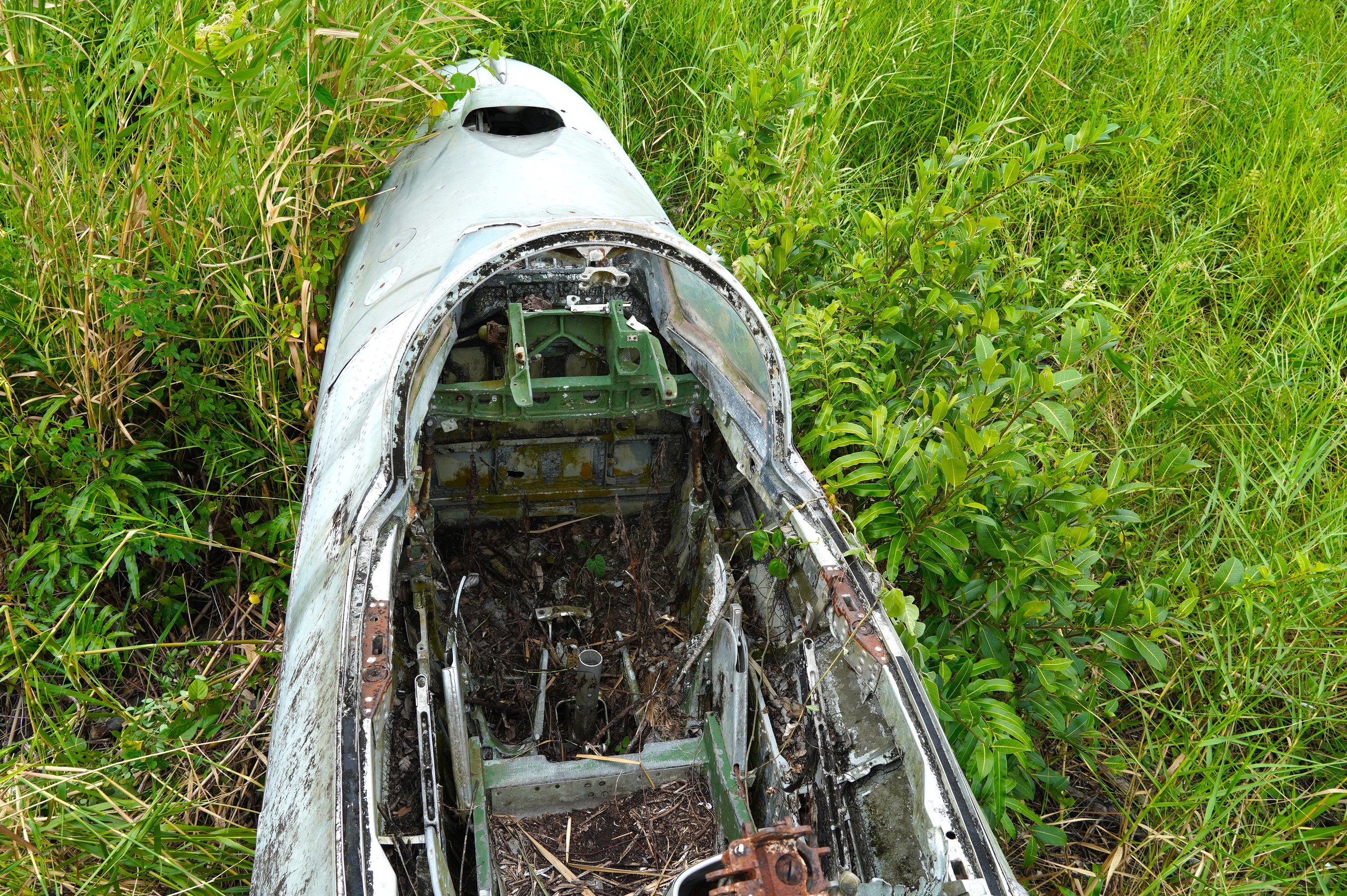 Cận cảnh máy bay MiG-21 bị 'bỏ quên' nhiều năm giữa khu dân cư Cà Mau- Ảnh 5. Cận cảnh máy bay MiG-21 bị 'bỏ quên' nhiều năm giữa khu dân cư Cà Mau- Ảnh 5.