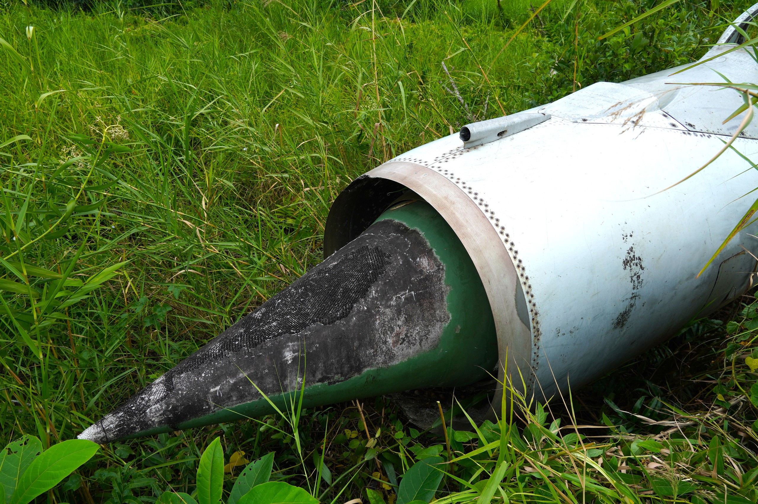 Cận cảnh máy bay MiG-21 bị 'bỏ quên' nhiều năm giữa khu dân cư Cà Mau- Ảnh 6. Cận cảnh máy bay MiG-21 bị 'bỏ quên' nhiều năm giữa khu dân cư Cà Mau- Ảnh 6.