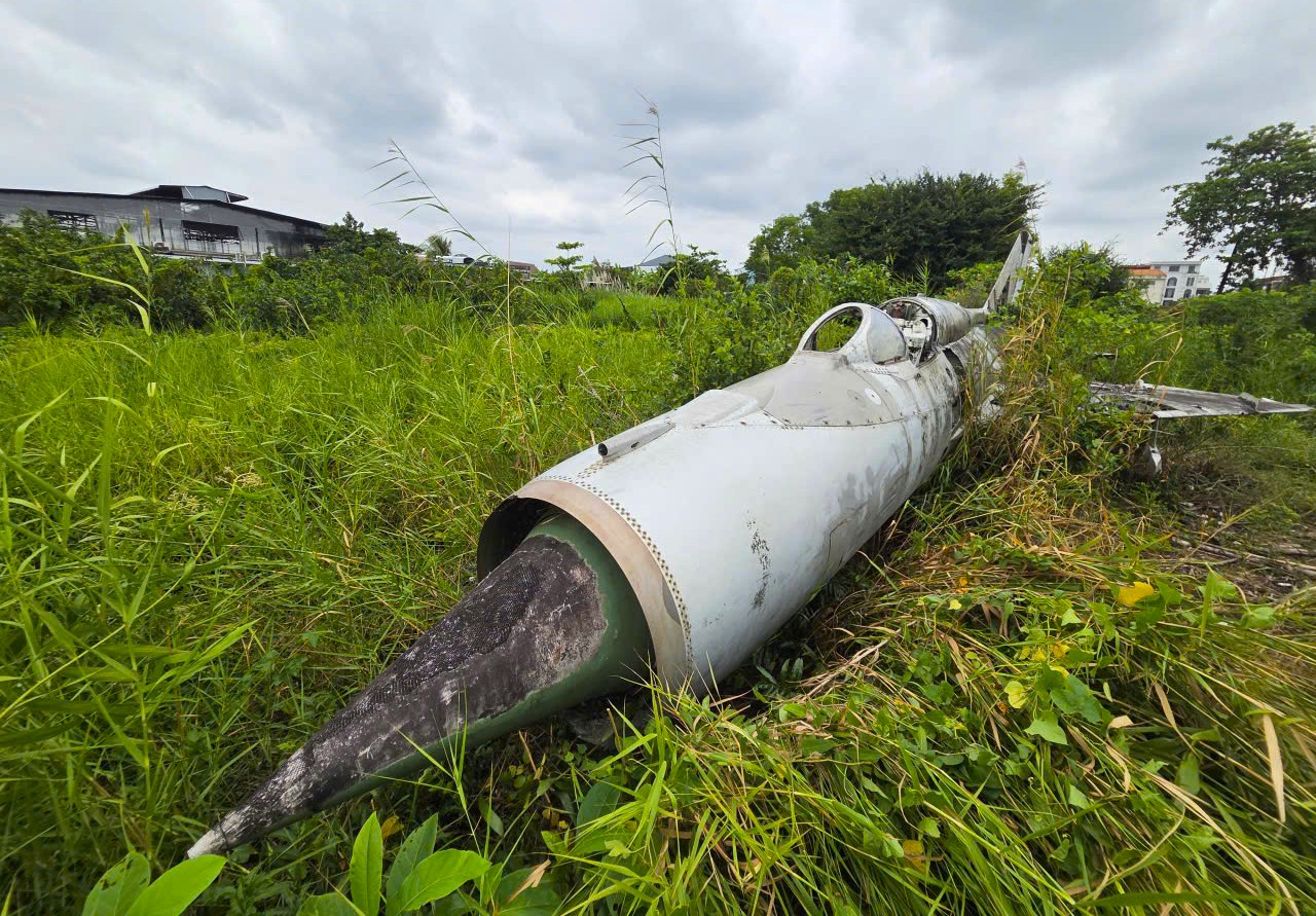 Cận cảnh máy bay MiG-21 bị 'bỏ quên' nhiều năm giữa khu dân cư Cà Mau- Ảnh 7. Cận cảnh máy bay MiG-21 bị 'bỏ quên' nhiều năm giữa khu dân cư Cà Mau- Ảnh 7.