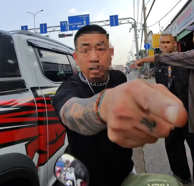 Nhóm người đi ô tô có dấu hiệu hành hung người đi xe máy gây phẫn nộ- Ảnh 1.