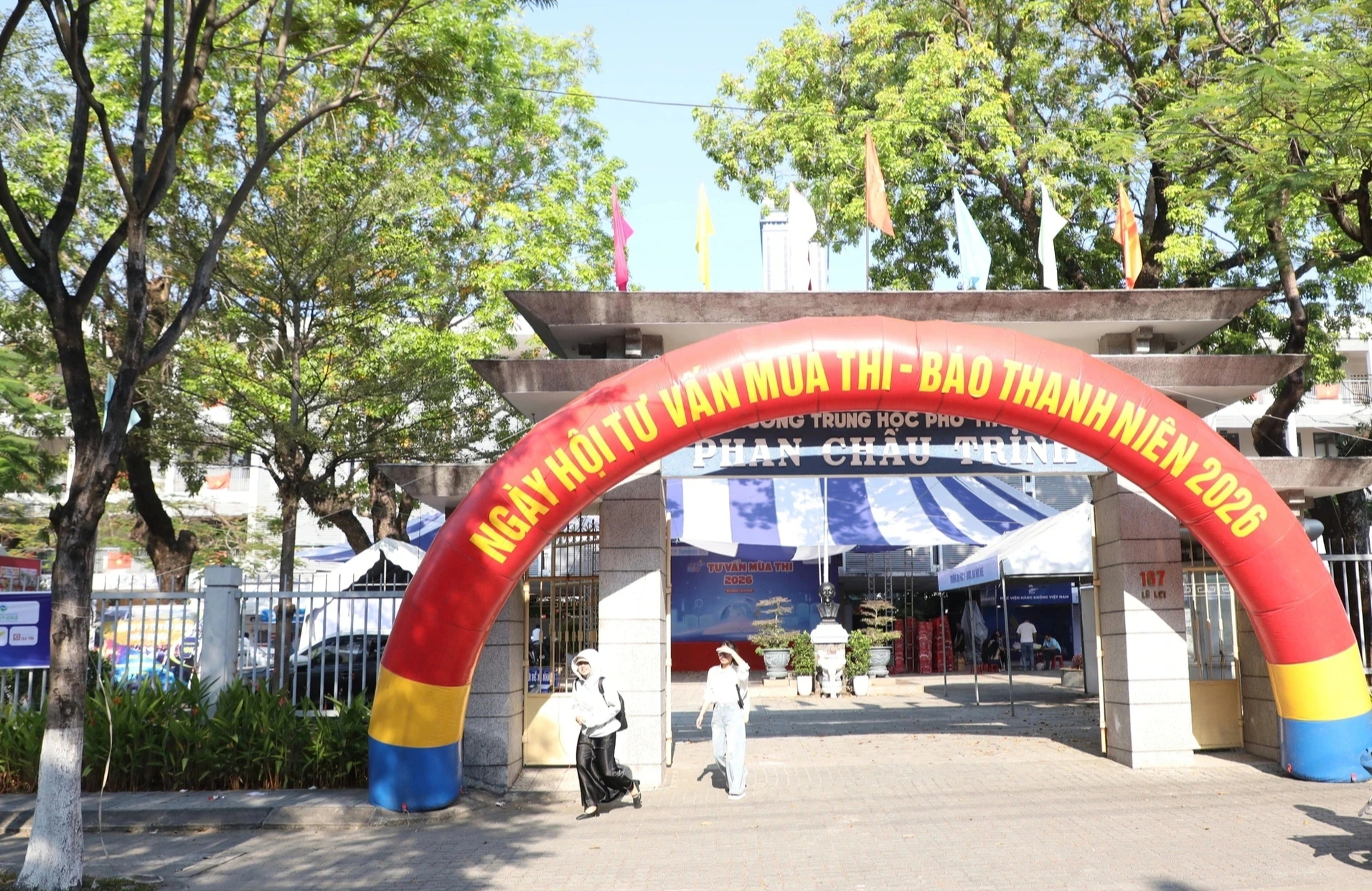 Tư vấn m&ugrave;a thi: Trường THPT Phan Ch&acirc;u Trinh 'biến h&igrave;nh' th&agrave;nh ng&agrave;y hội trước giờ G - Ảnh 1.