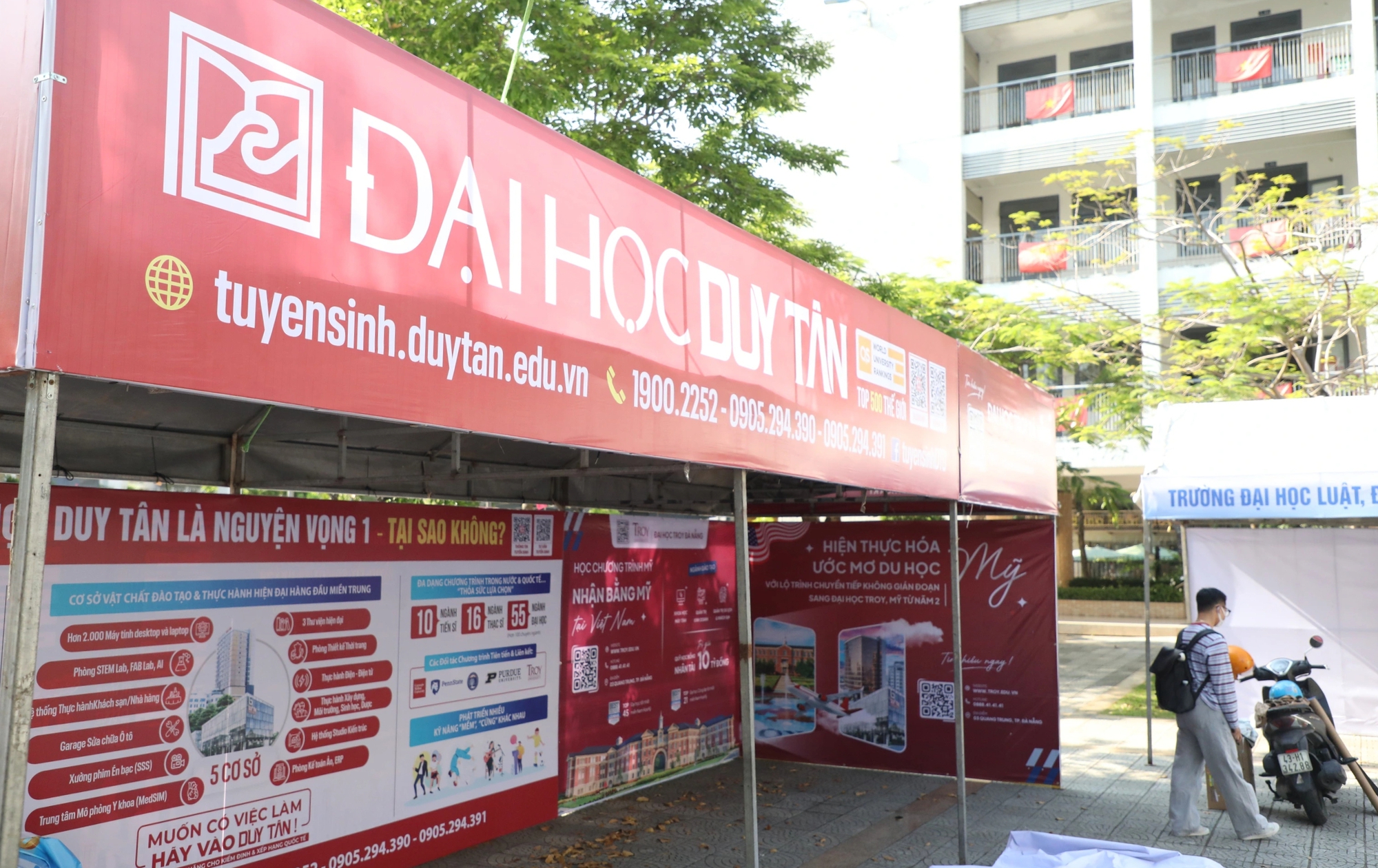 Tư vấn m&ugrave;a thi: Trường THPT Phan Ch&acirc;u Trinh 'biến h&igrave;nh' th&agrave;nh ng&agrave;y hội trước giờ G - Ảnh 3.