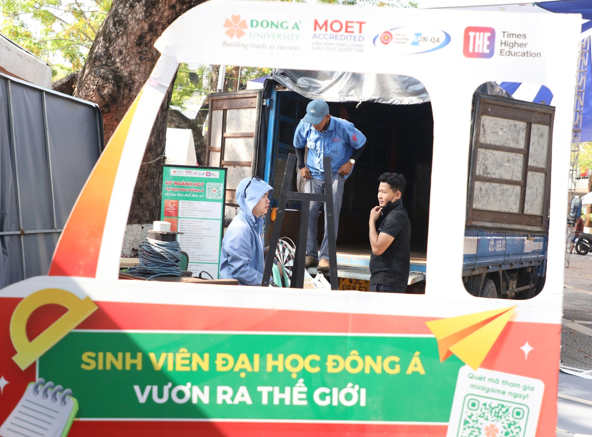 Tư vấn m&ugrave;a thi: Trường THPT Phan Ch&acirc;u Trinh 'biến h&igrave;nh' th&agrave;nh ng&agrave;y hội trước giờ G - Ảnh 5.