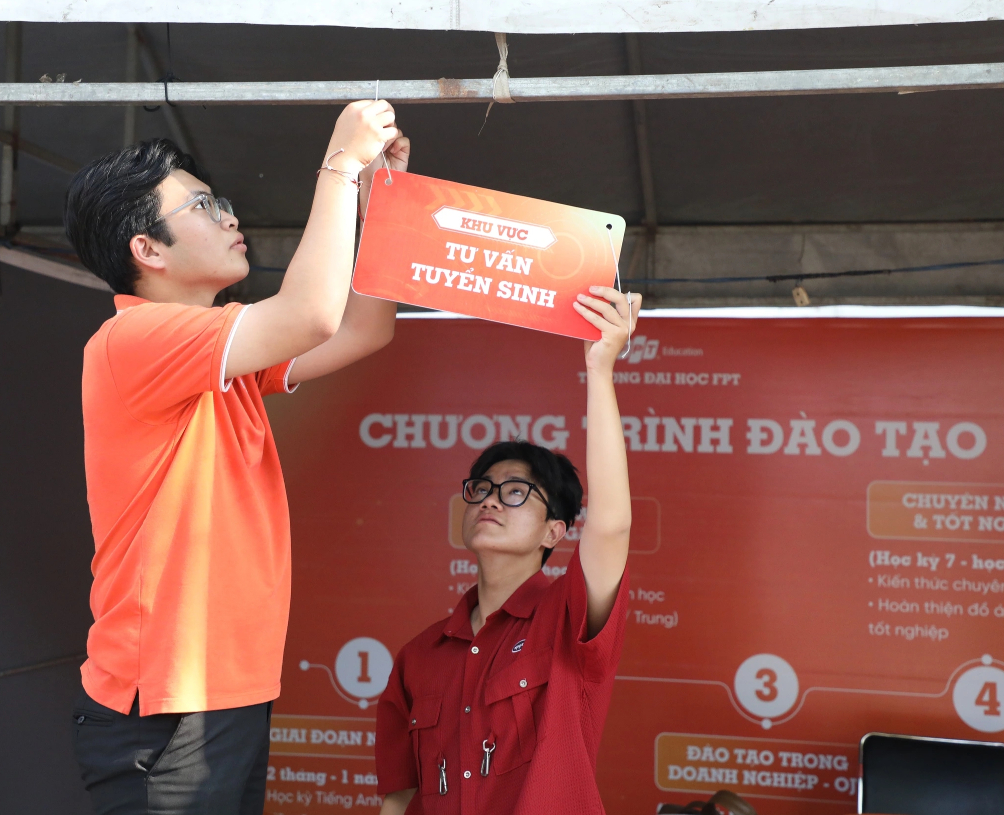 Tư vấn m&ugrave;a thi: Trường THPT Phan Ch&acirc;u Trinh 'biến h&igrave;nh' th&agrave;nh ng&agrave;y hội trước giờ G - Ảnh 6.