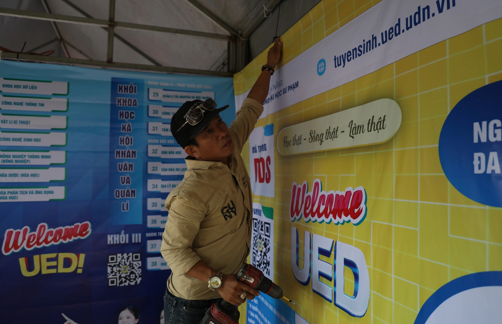 Tư vấn m&ugrave;a thi: Trường THPT Phan Ch&acirc;u Trinh 'biến h&igrave;nh' th&agrave;nh ng&agrave;y hội trước giờ G - Ảnh 8.