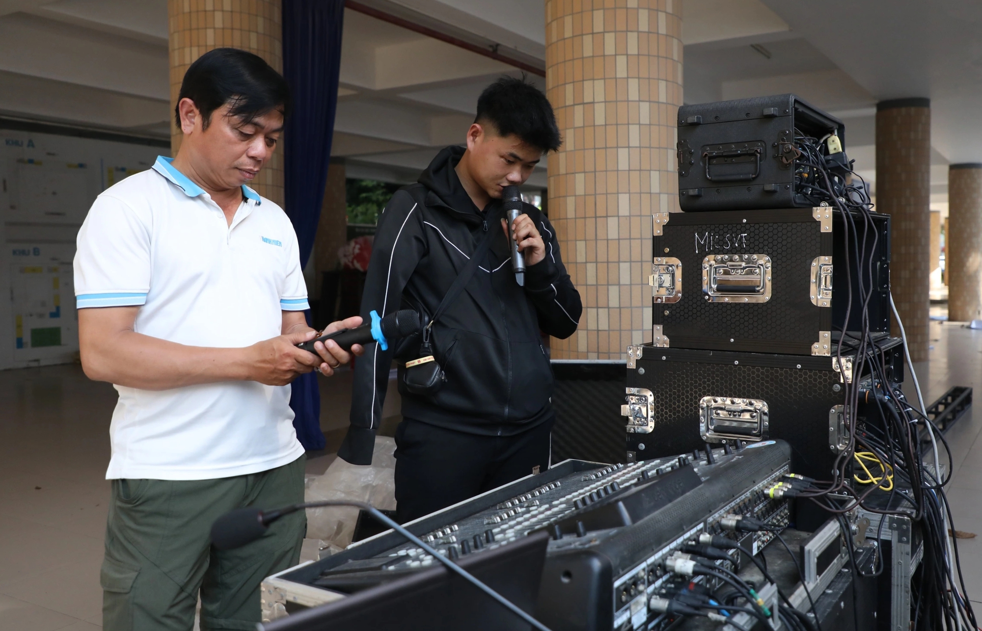 Tư vấn m&ugrave;a thi: Trường THPT Phan Ch&acirc;u Trinh 'biến h&igrave;nh' th&agrave;nh ng&agrave;y hội trước giờ G - Ảnh 13.