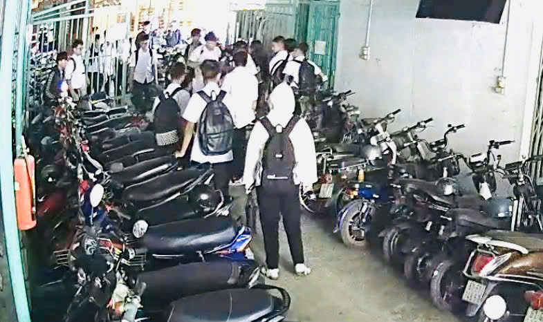 Mâu thuẫn đá bóng, nam sinh lớp 11 ở TP.HCM bị đánh hội đồng gãy xương mũi- Ảnh 2.