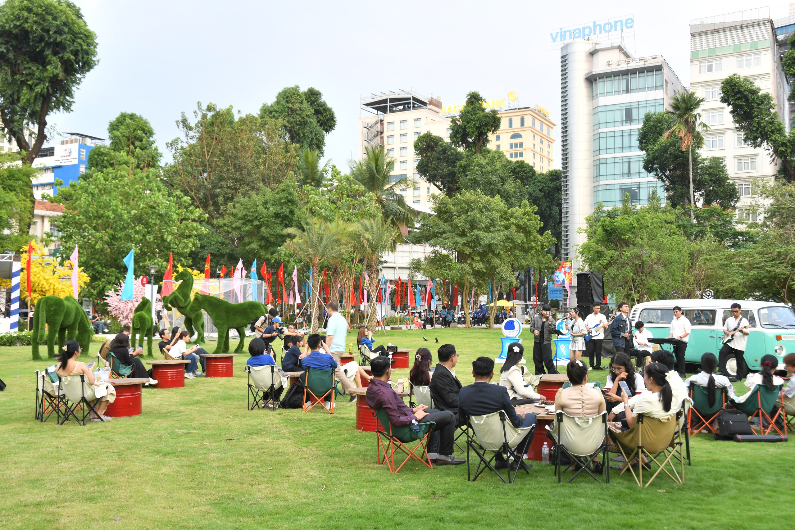 Mê mệt với lễ hội vừa sôi động, lại rất… chill- Ảnh 1. Mê mệt với lễ hội vừa sôi động, lại rất… chill- Ảnh 1.