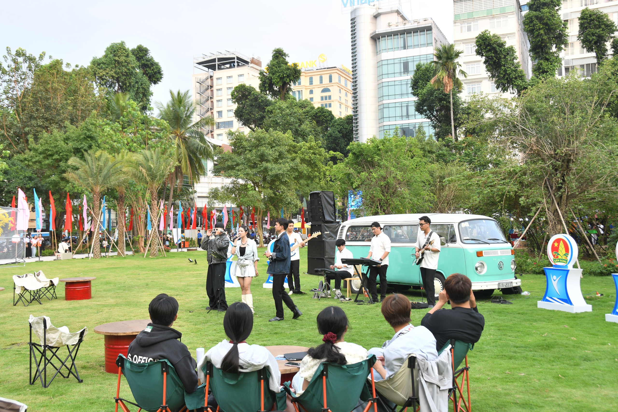 Mê mệt với lễ hội vừa sôi động, lại rất… chill- Ảnh 20. Mê mệt với lễ hội vừa sôi động, lại rất… chill- Ảnh 20.