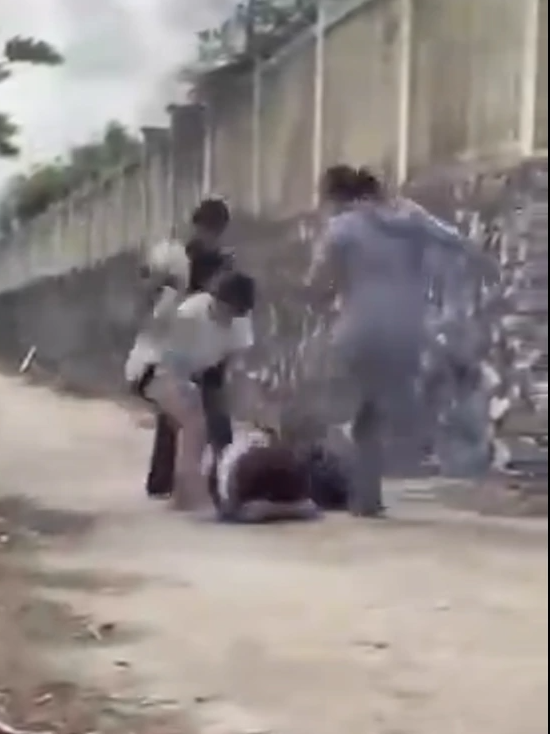 Xác minh thông tin nữ sinh bị đánh hội đồng đến ngất xỉu ở Thanh Hóa- Ảnh 1. Xác minh thông tin nữ sinh bị đánh hội đồng đến ngất xỉu ở Thanh Hóa- Ảnh 1.