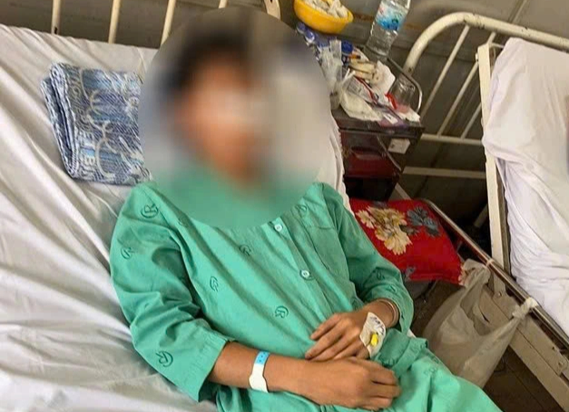 M&acirc;u thuẫn đ&aacute; b&oacute;ng, nam sinh lớp 11 ở TP.HCM bị đ&aacute;nh hội đồng g&atilde;y xương mũi- Ảnh 1.