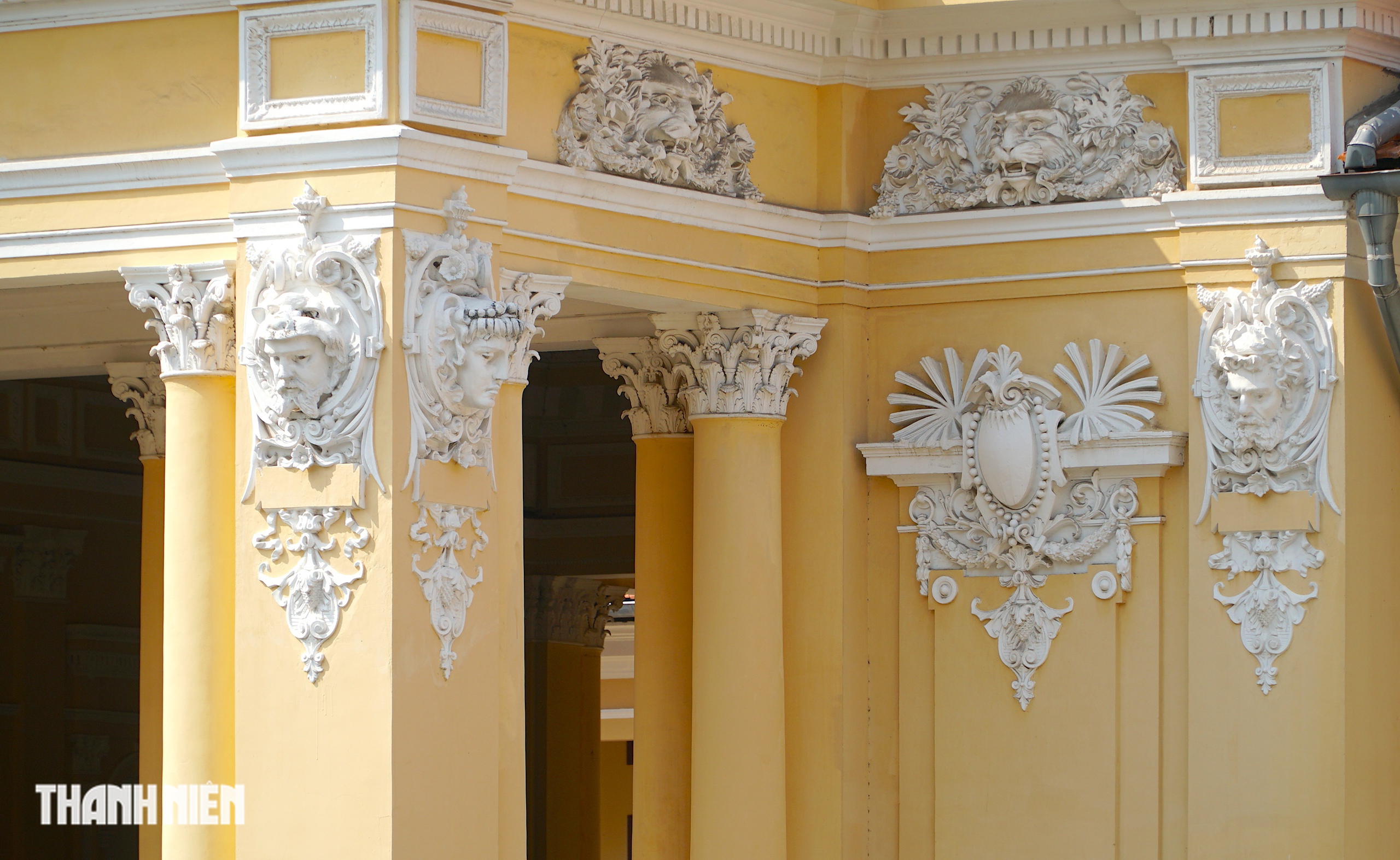 Tượng nữ thần c&ocirc;ng l&yacute; v&agrave; ph&ugrave; đi&ecirc;u cổ trong T&ograve;a &aacute;n Nh&acirc;n d&acirc;n TP.HCM - Ảnh 5.