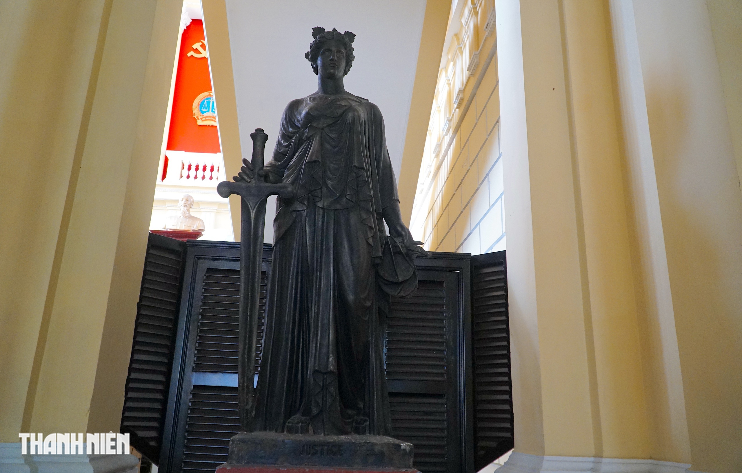 Tượng nữ thần c&ocirc;ng l&yacute; v&agrave; ph&ugrave; đi&ecirc;u cổ trong T&ograve;a &aacute;n Nh&acirc;n d&acirc;n TP.HCM - Ảnh 8.