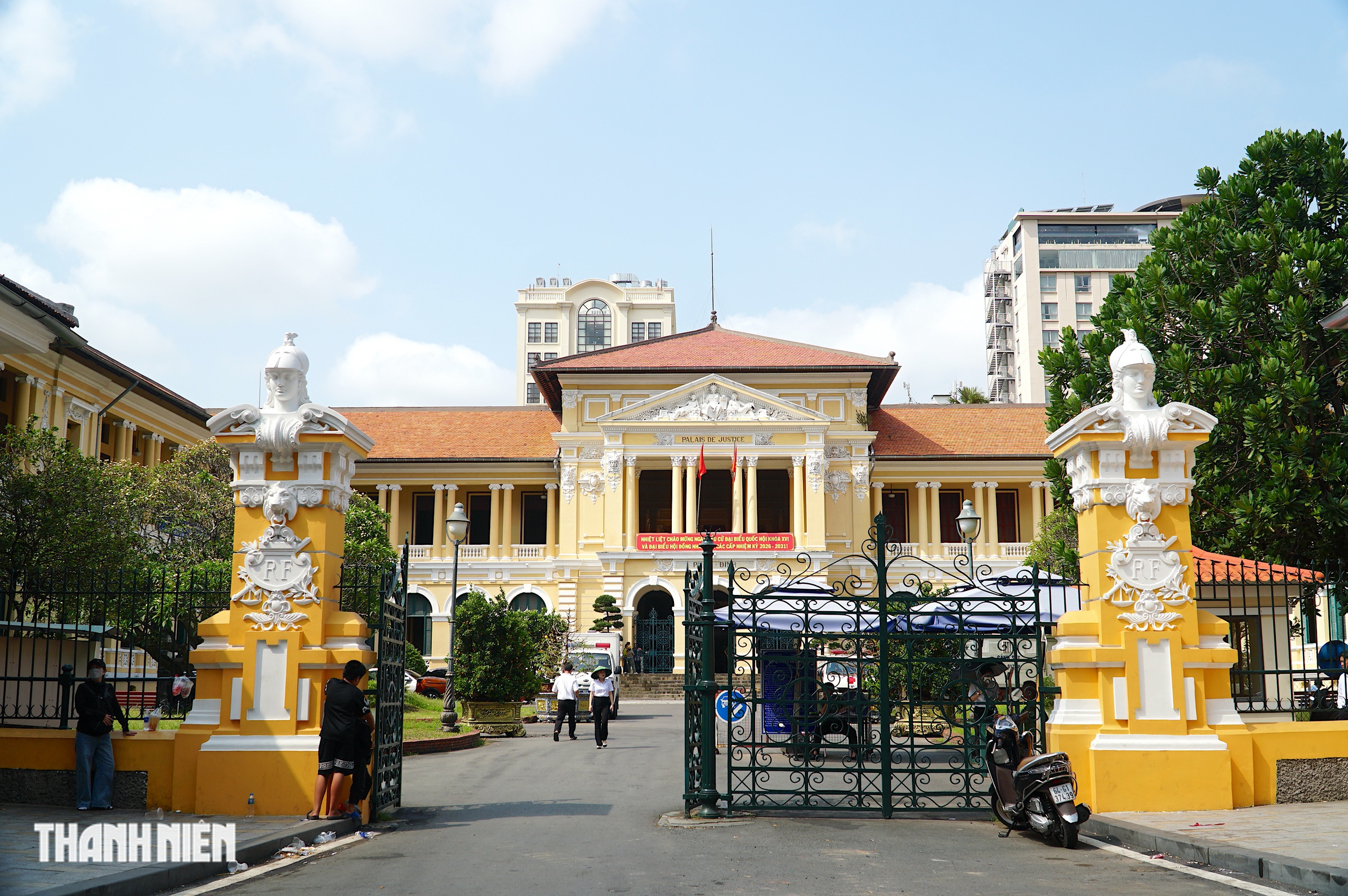 Tượng nữ thần c&ocirc;ng l&yacute; v&agrave; ph&ugrave; đi&ecirc;u cổ trong T&ograve;a &aacute;n Nh&acirc;n d&acirc;n TP.HCM - Ảnh 2.