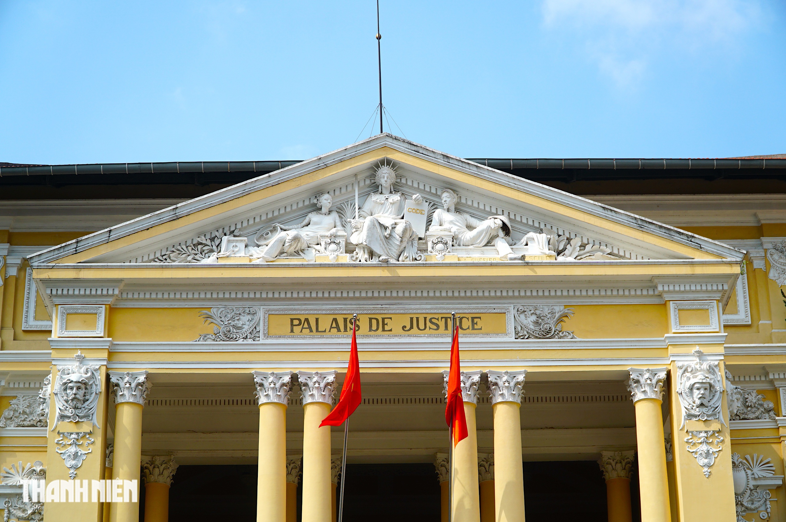 Tượng nữ thần c&ocirc;ng l&yacute; v&agrave; ph&ugrave; đi&ecirc;u cổ trong T&ograve;a &aacute;n Nh&acirc;n d&acirc;n TP.HCM - Ảnh 4.