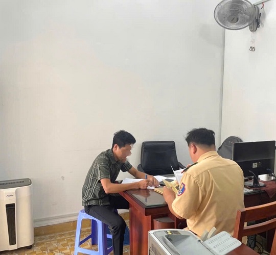 Mở cửa ô tô làm xe máy té ngã: Tài xế bị CSGT TP.HCM phạt 5 triệu - Ảnh 2.