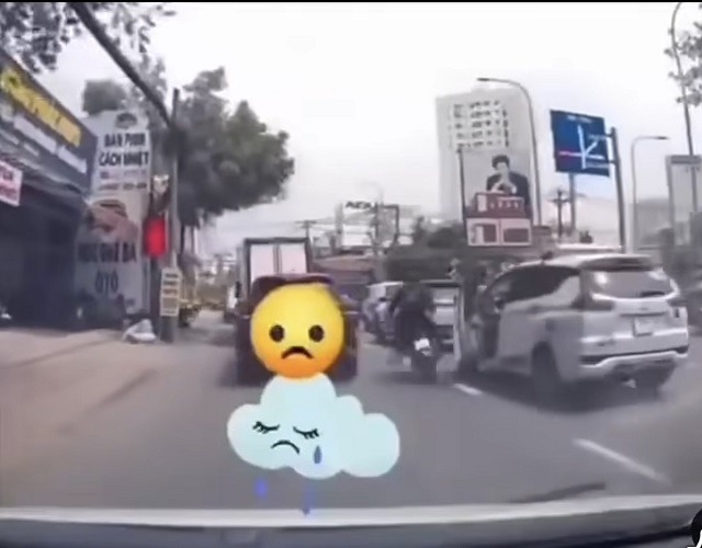 Mở cửa ô tô làm xe máy té ngã: Tài xế bị CSGT TP.HCM phạt 5 triệu - Ảnh 1.
