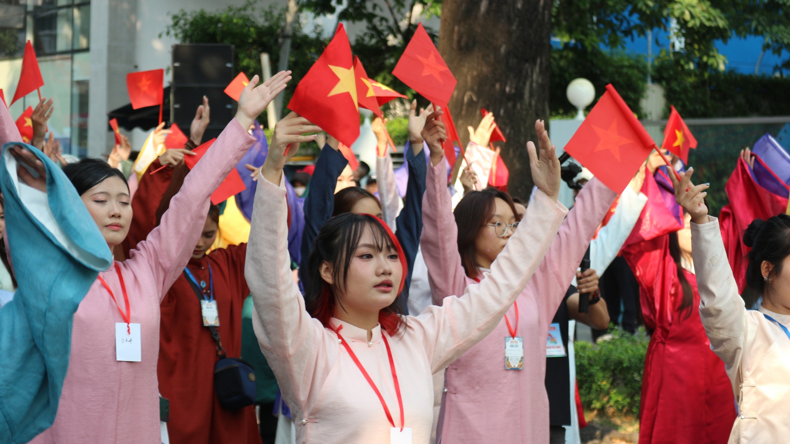 Dàn trai xinh gái đẹp bất ngờ phủ kín đường Võ Văn Tần, Pasteur... - Ảnh 3.