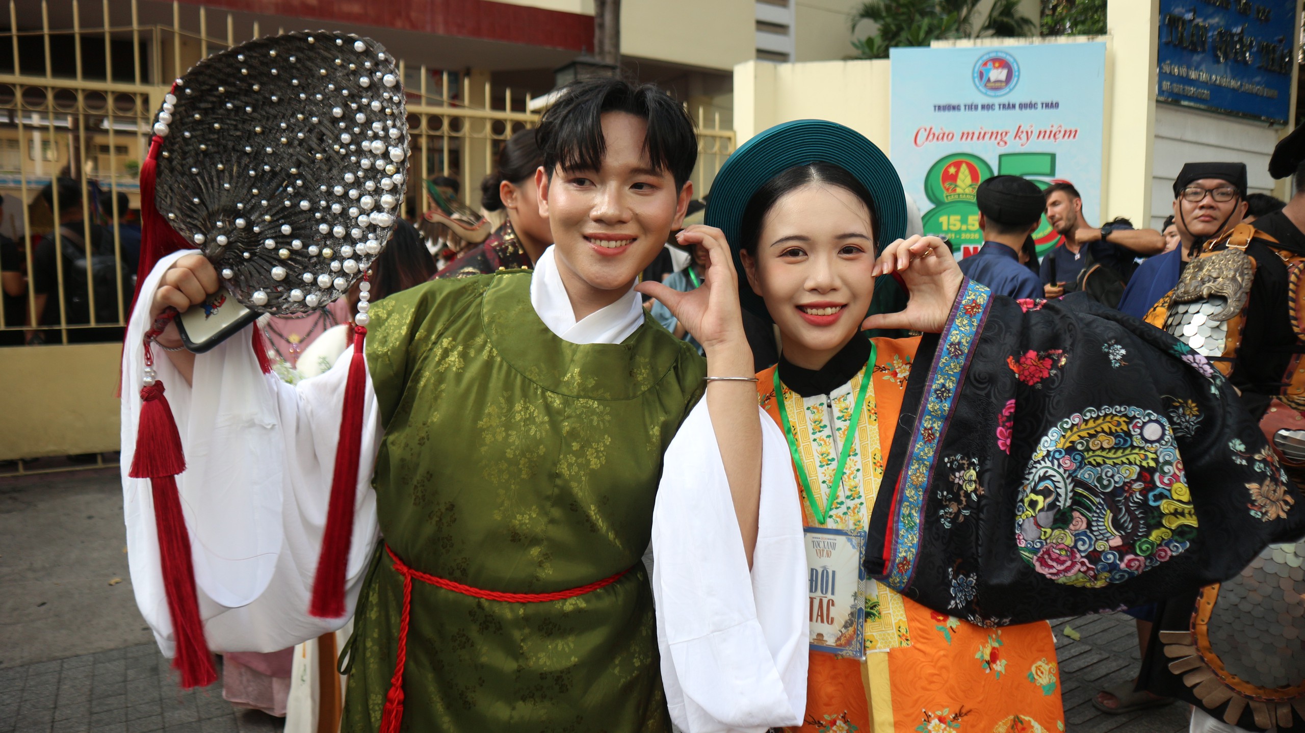 Dàn trai xinh gái đẹp bất ngờ phủ kín đường Võ Văn Tần, Pasteur... - Ảnh 1.