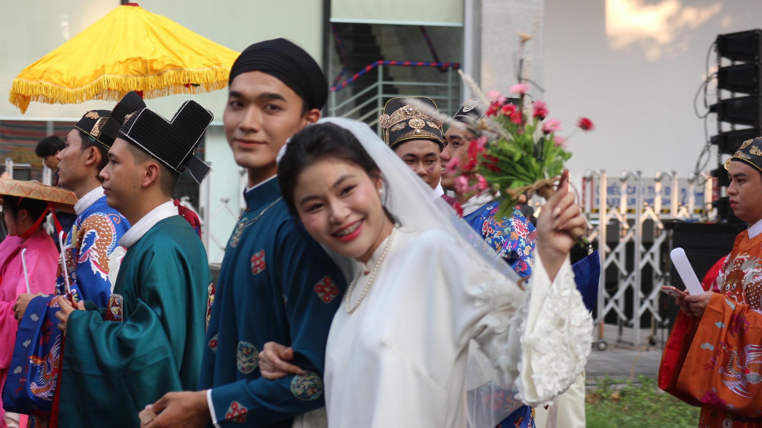 Dàn trai xinh gái đẹp bất ngờ phủ kín đường Võ Văn Tần, Pasteur... - Ảnh 5.