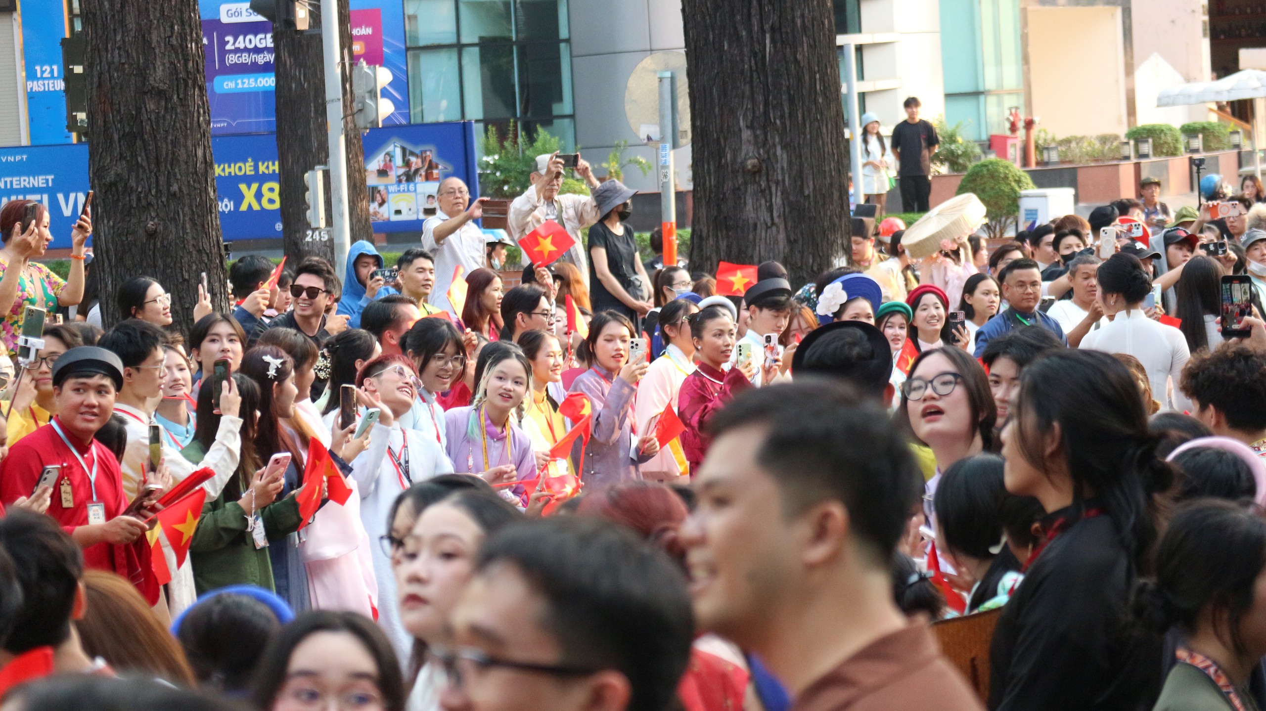 Dàn trai xinh gái đẹp bất ngờ phủ kín đường Võ Văn Tần, Pasteur... - Ảnh 12.