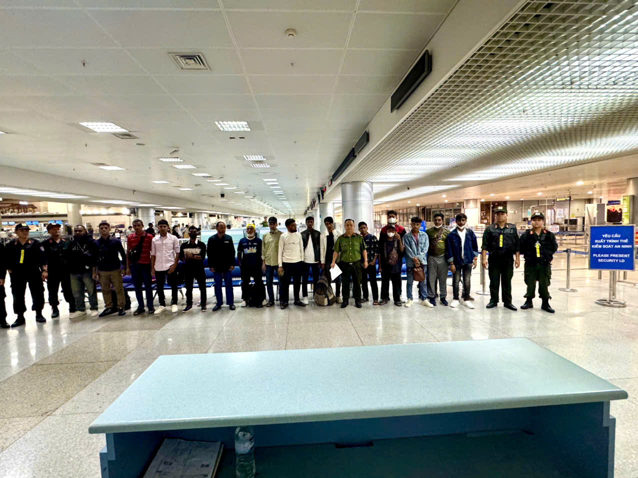 Công an tỉnh Đồng Nai trục xuất 36 người Bangladesh cư trú bất hợp pháp- Ảnh 1. Công an tỉnh Đồng Nai trục xuất 36 người Bangladesh cư trú bất hợp pháp- Ảnh 1.